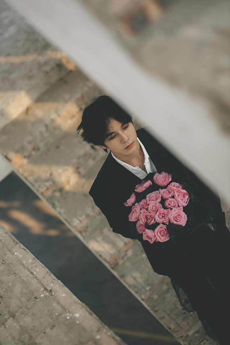 Vốn có năng khiếu về nghệ thuật từ nhỏ, vậy nên ngay từ lớp mẫu giáo, Văn Tuyến đã có cơ hội được tham gia các giải văn nghệ.