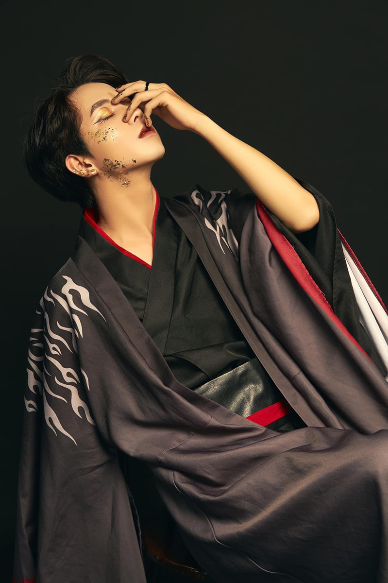 Bên cạnh công việc học, Văn Tuyến còn là người mẫu ảnh, mẫu hóa trang, diễn sự kiện tự do và tham gia một số phim ngắn,…