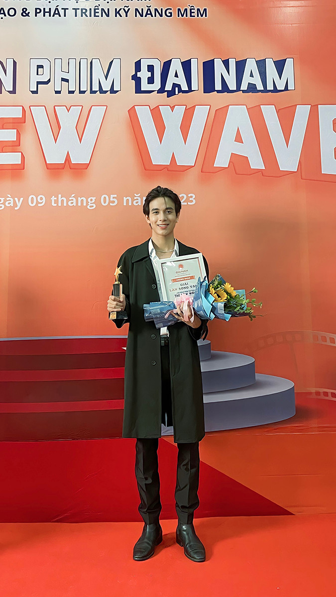 Văn Tuyến đoạt giải thưởng tại cuộc thi Làn sóng vàng của trường Đại học Đại Nam.