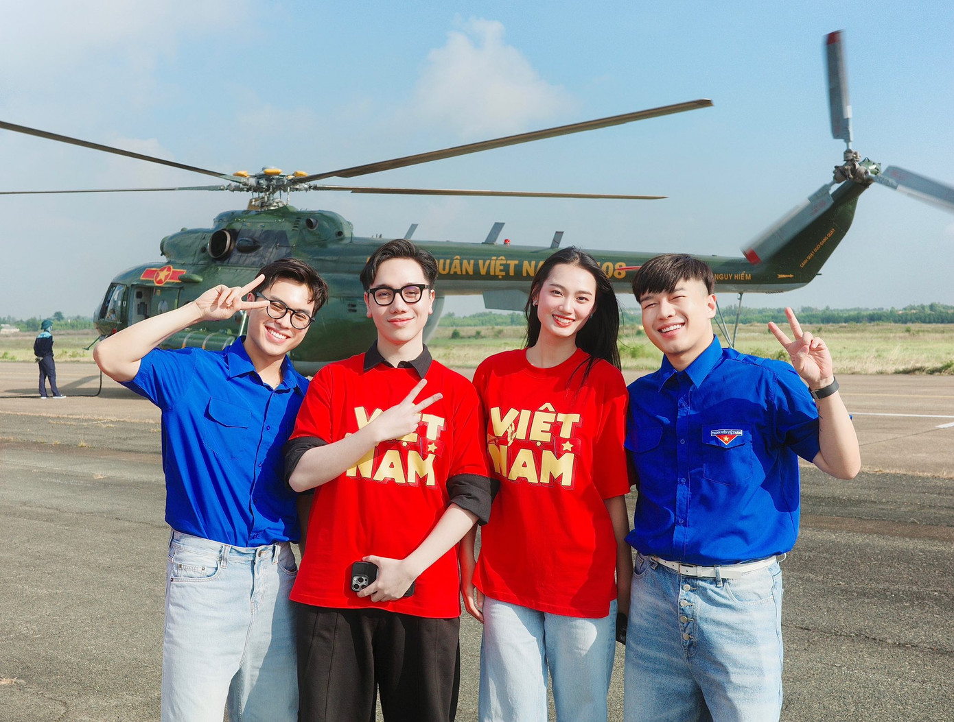 Á Hậu Quỳnh Anh cùng Stylist Lê Minh Ngọc và Nhà thiết kế Hứa Lê Đức Anh chụp ảnh tại sân bay Biên Hoà trước khi chuẩn bị lên trực thăng mang lá cờ tổ quốc tiến vào trung tâm Thành phố Hồ Chí Minh. Á Hậu Quỳnh Anh cùng Stylist Lê Minh Ngọc và Nhà thiết kế Hứa Lê Đức Anh chụp ảnh tại sân bay Biên Hoà trước khi chuẩn bị lên trực thăng mang lá cờ tổ quốc tiến vào trung tâm Thành phố Hồ Chí Minh.