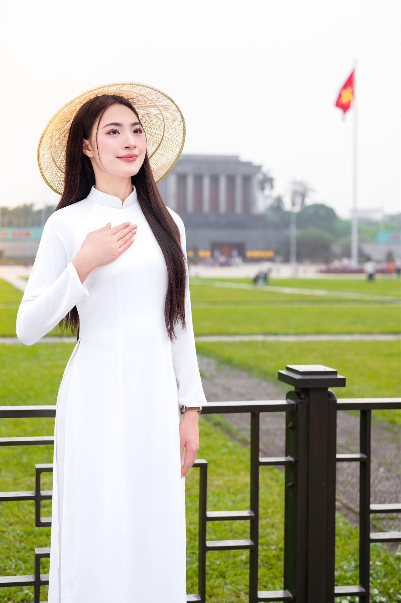 Hoa hậu Đại sứ du lịch Bùi Thu Thủy tự hào và xúc động đứng trước lăng Chủ tịch Hồ Chí Minh chụp ảnh chào đón Ngày Giải phóng miền Nam, thống nhất đất nước. Hoa hậu Đại sứ du lịch Bùi Thu Thủy tự hào và xúc động đứng trước lăng Chủ tịch Hồ Chí Minh chụp ảnh chào đón Ngày Giải phóng miền Nam, thống nhất đất nước.