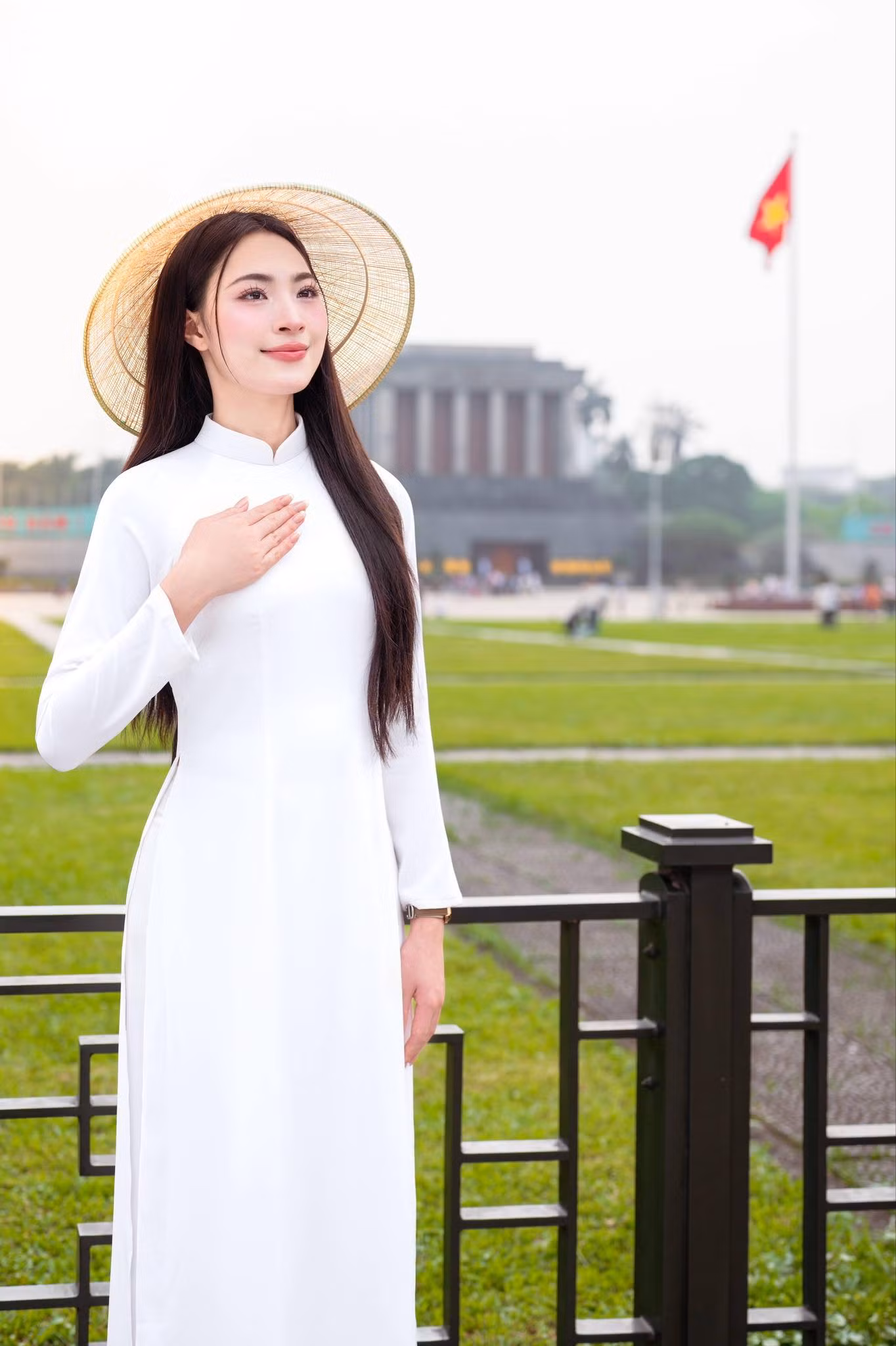 Hoa hậu Đại sứ du lịch Bùi Thu Thủy tự hào và xúc động đứng trước lăng Chủ tịch Hồ Chí Minh chụp ảnh chào đón Ngày Giải phóng miền Nam, thống nhất đất nước. Hoa hậu Đại sứ du lịch Bùi Thu Thủy tự hào và xúc động đứng trước lăng Chủ tịch Hồ Chí Minh chụp ảnh chào đón Ngày Giải phóng miền Nam, thống nhất đất nước.