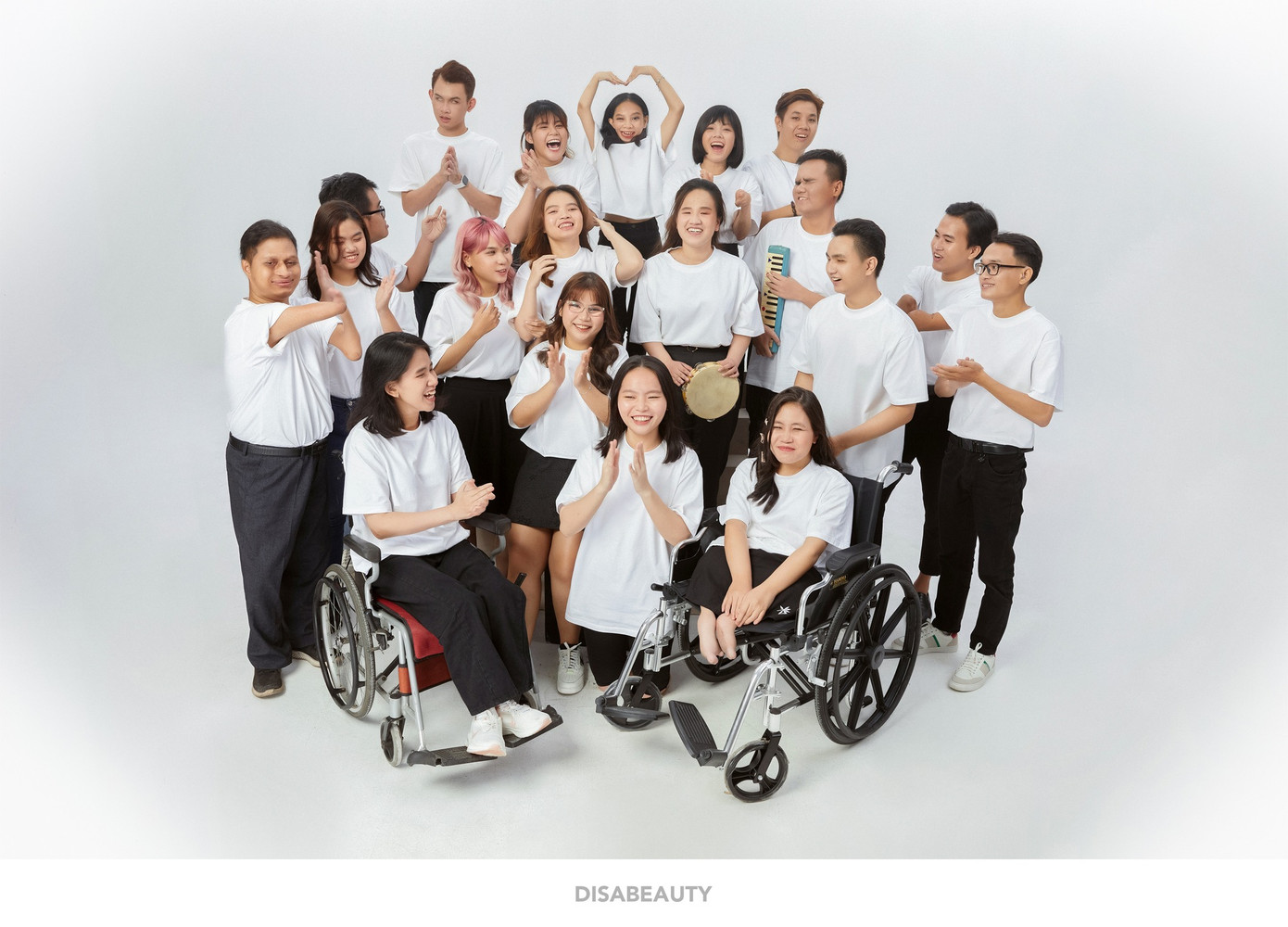 Bộ ảnh bao gồm hình ảnh của 19 bạn trẻ khuyết tật đang là sinh viên, người đi làm,...