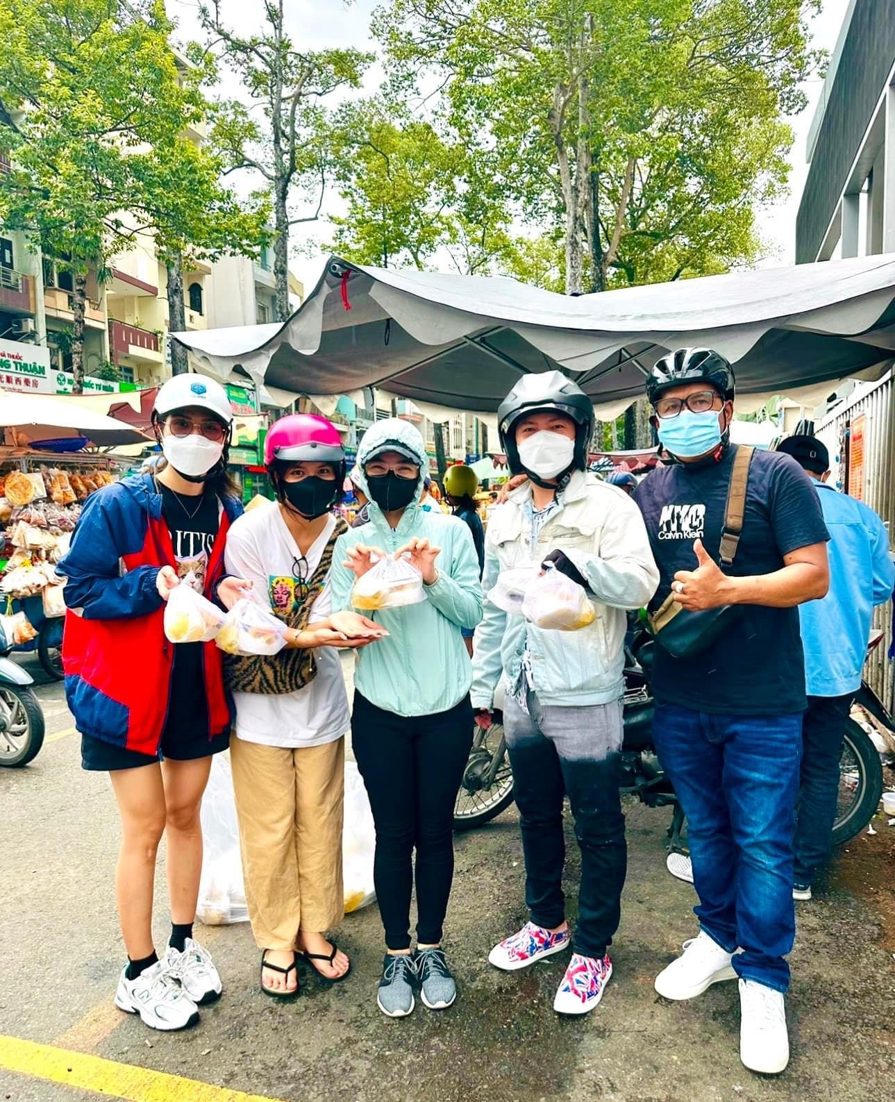 Hương Giang tích cực cùng bạn bè tham gia công tác thiện nguyện.