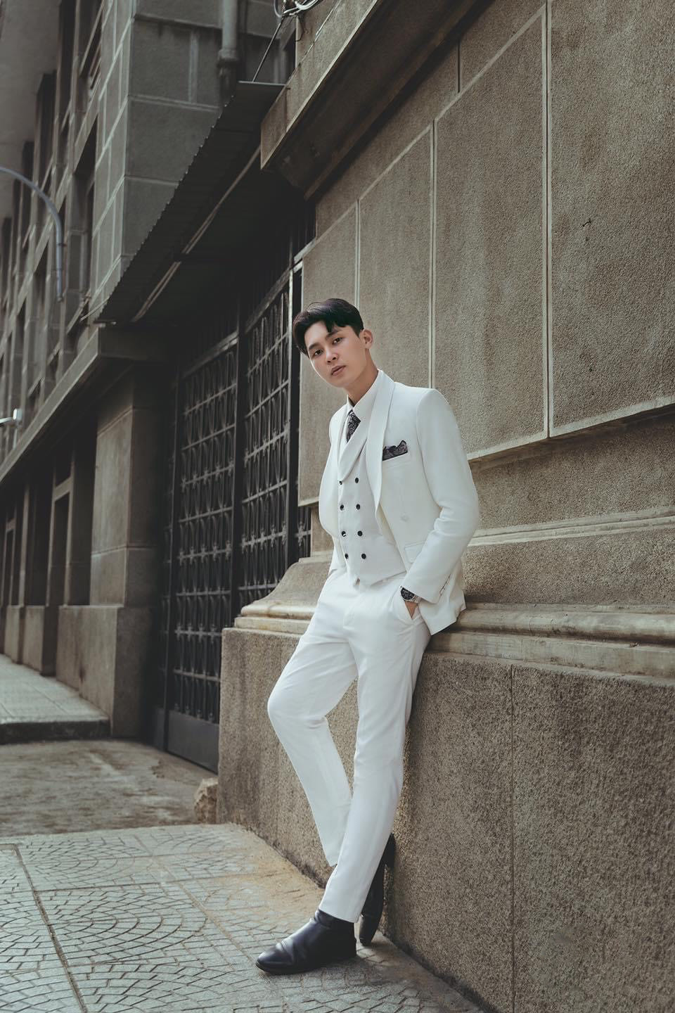 Thành Long là người mẫu ảnh chuyên về mảng ảnh cưới, cũng như góp mặt trong nhiều sitcom, drama, MV và TVC,... Thành Long là người mẫu ảnh chuyên về mảng ảnh cưới, cũng như góp mặt trong nhiều sitcom, drama, MV và TVC,...