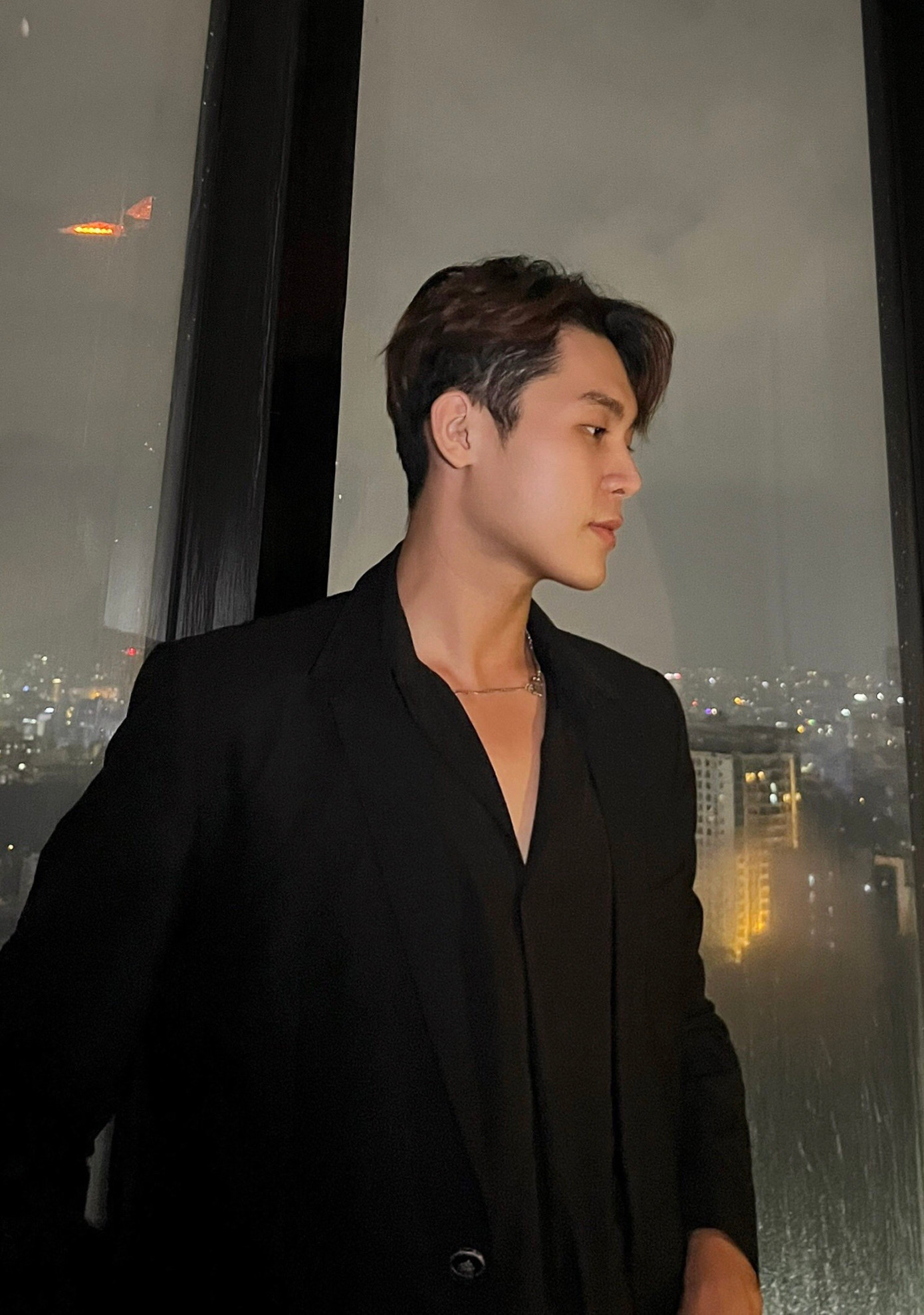 Là trụ cột chính trong gia đình có hai mẹ con, vì vậy ngay từ khi còn học Trung học phổ thông Thành Long đã bắt đầu đi làm thêm để đỡ đần mẹ. Là trụ cột chính trong gia đình có hai mẹ con, vì vậy ngay từ khi còn học Trung học phổ thông Thành Long đã bắt đầu đi làm thêm để đỡ đần mẹ.