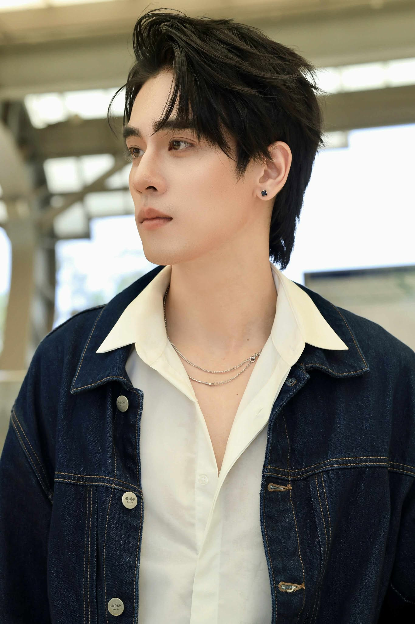 Bên cạnh ấp ủ nhiều hoài bão lớn trong sự nghiệp nghệ thuật, Đức Quân còn tự mình mở một cửa hàng kinh doanh quần áo. Bên cạnh ấp ủ nhiều hoài bão lớn trong sự nghiệp nghệ thuật, Đức Quân còn tự mình mở một cửa hàng kinh doanh quần áo.