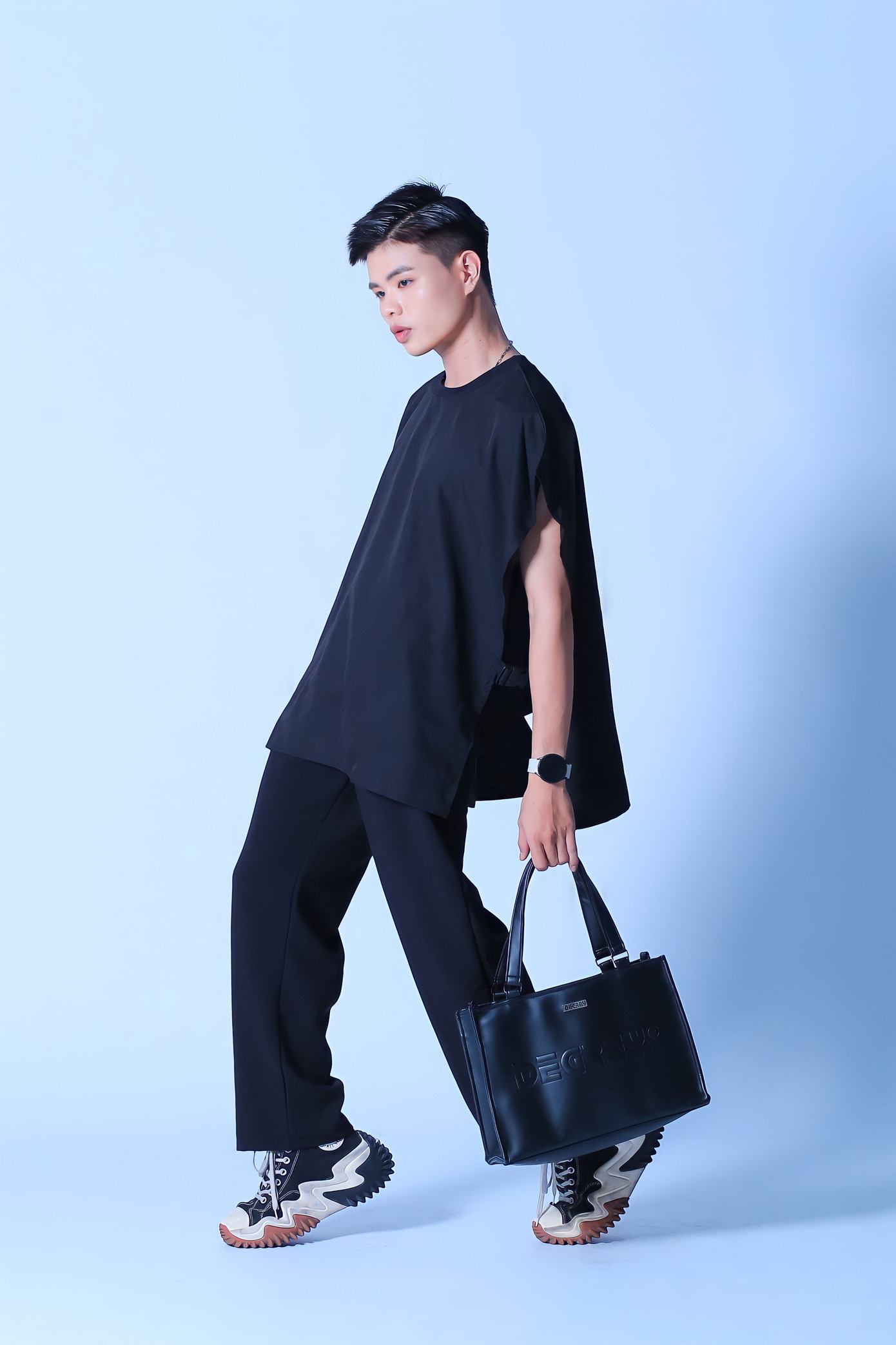 Bên cạnh công việc học tập, Ricmin Hoàng còn là người người mẫu, ca sĩ tự do. Bên cạnh công việc học tập, Ricmin Hoàng còn là người người mẫu, ca sĩ tự do.