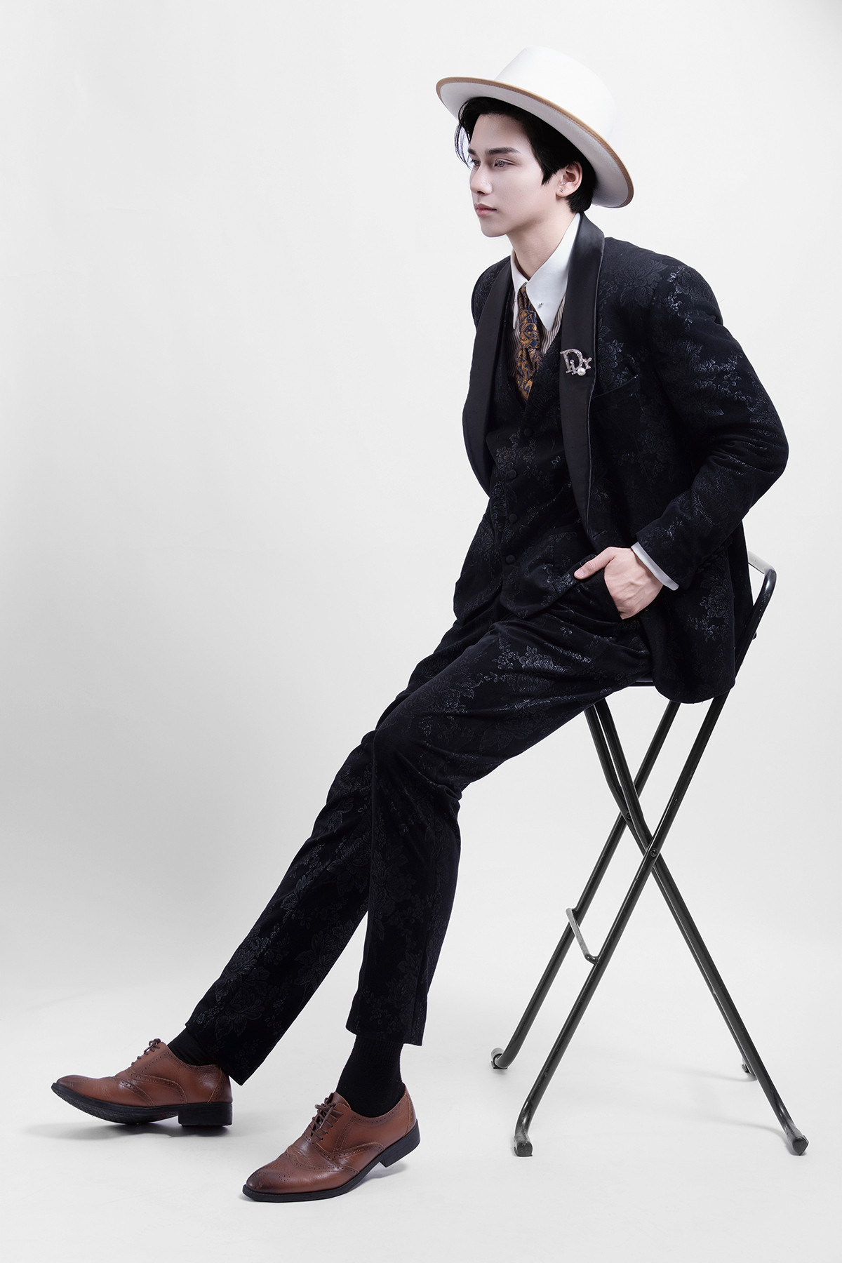 Việt Anh luôn cảm thấy may mắn và biết ơn khi có sự đồng hành của gia đình và những người bạn thân bên cạnh. Việt Anh luôn cảm thấy may mắn và biết ơn khi có sự đồng hành của gia đình và những người bạn thân bên cạnh.