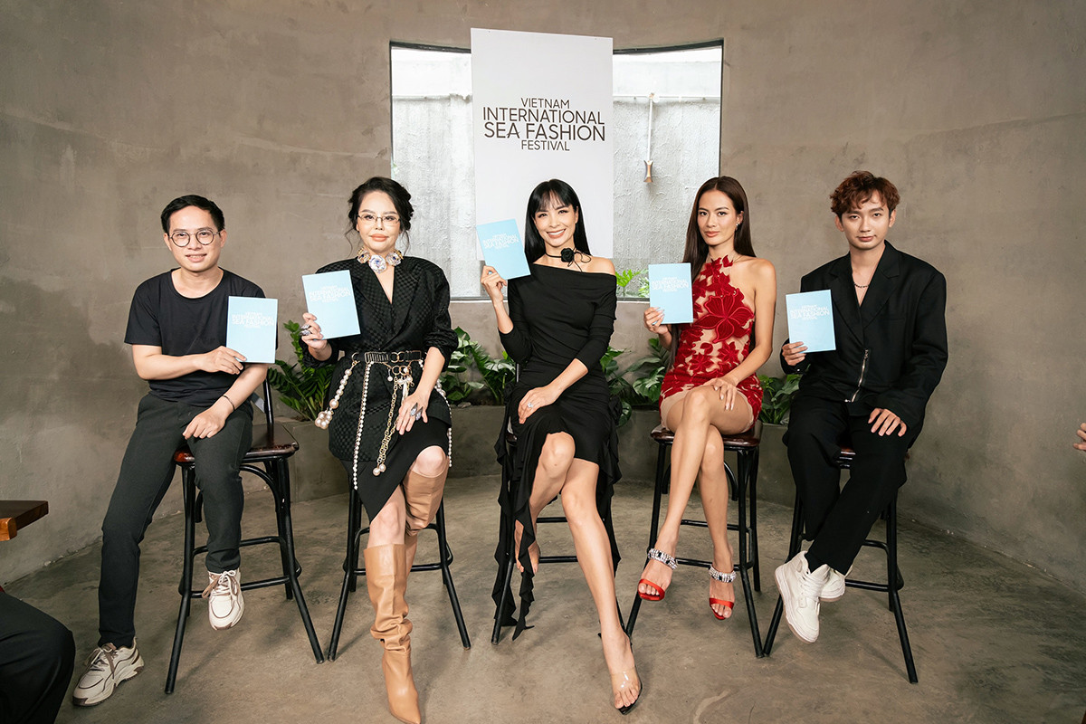 Ngoài kinh doanh thời trang váy cưới, Hữu Nhân còn là Nhà tài trợ trang phục, Ban Giám khảo của nhiều cuộc thi. Ngoài kinh doanh thời trang váy cưới, Hữu Nhân còn là Nhà tài trợ trang phục, Ban Giám khảo của nhiều cuộc thi.