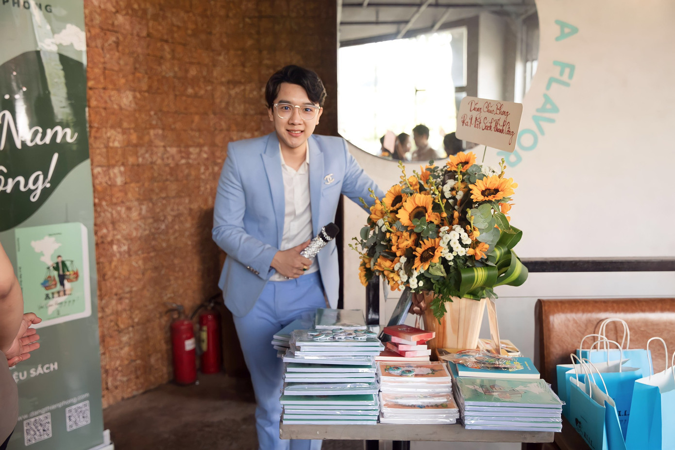 Nhật Hoàng từng giữ vững danh hiệu Sinh viên 5 tốt trong nhiều năm học liền. Nhật Hoàng từng giữ vững danh hiệu Sinh viên 5 tốt trong nhiều năm học liền.