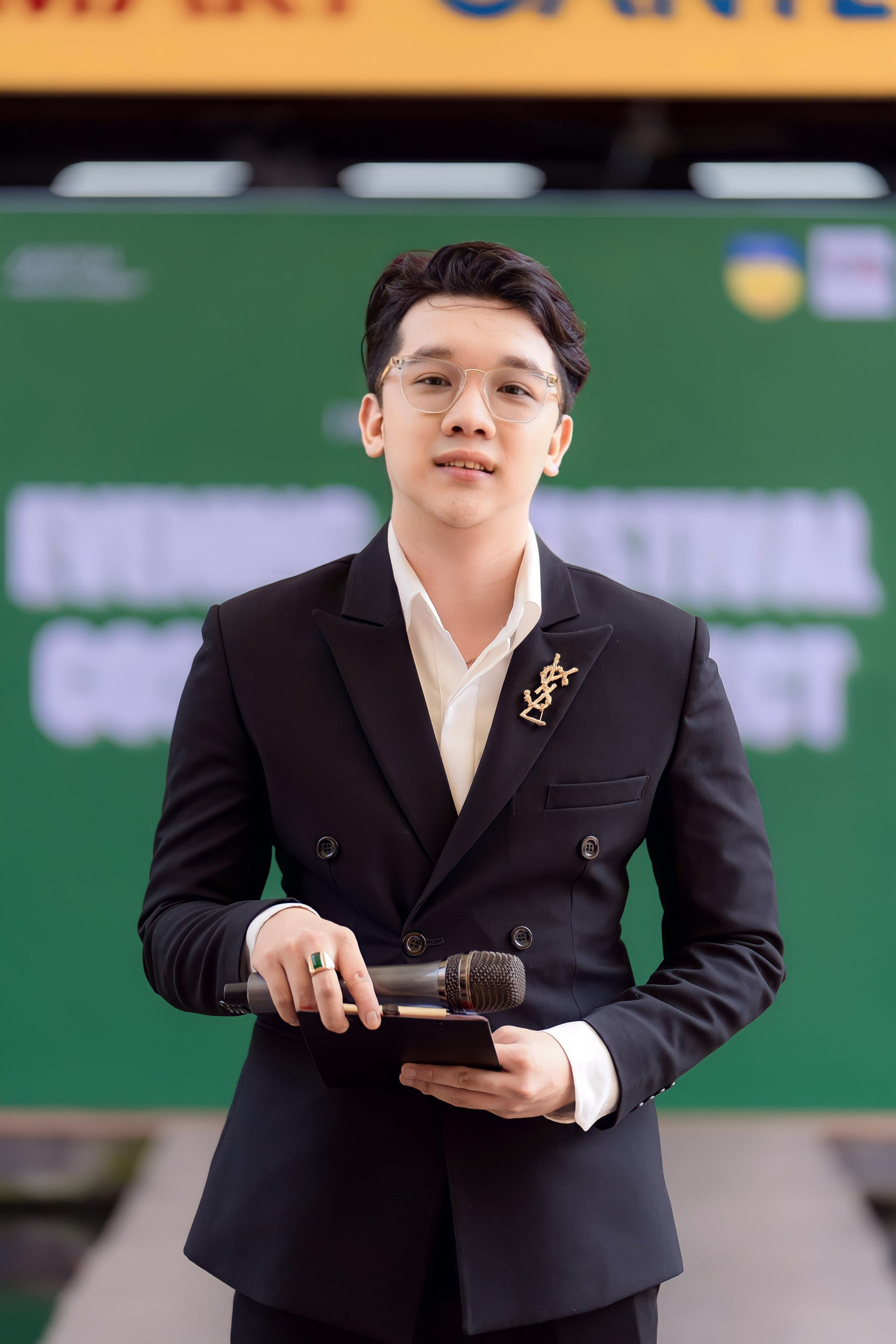 Nguyễn Nhật Hoàng (sinh năm 2000) là tân cử nhân Viện Đào tạo Chất lượng cao, ngành Kỹ thuật xây dựng của trường Đại học Giao thông vận tải TP.HCM. Nguyễn Nhật Hoàng (sinh năm 2000) là tân cử nhân Viện Đào tạo Chất lượng cao, ngành Kỹ thuật xây dựng của trường Đại học Giao thông vận tải TP.HCM.