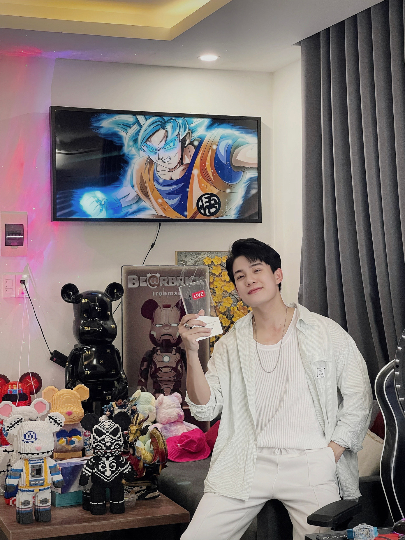 Minh Thắng có được những thành quả, giải thưởng trong công việc và là gương mặt nổi bật tham dự nhiều gameshow truyền hình.