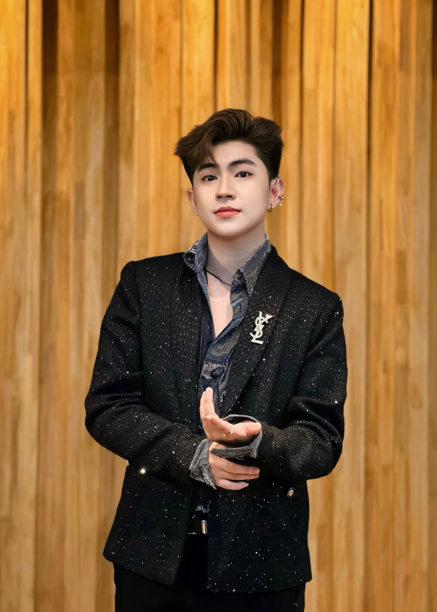 Lương Quốc Tuấn (sinh năm 2003) đang là sinh viên chuyên ngành Thanh nhạc của trường Đại học Văn Lang.