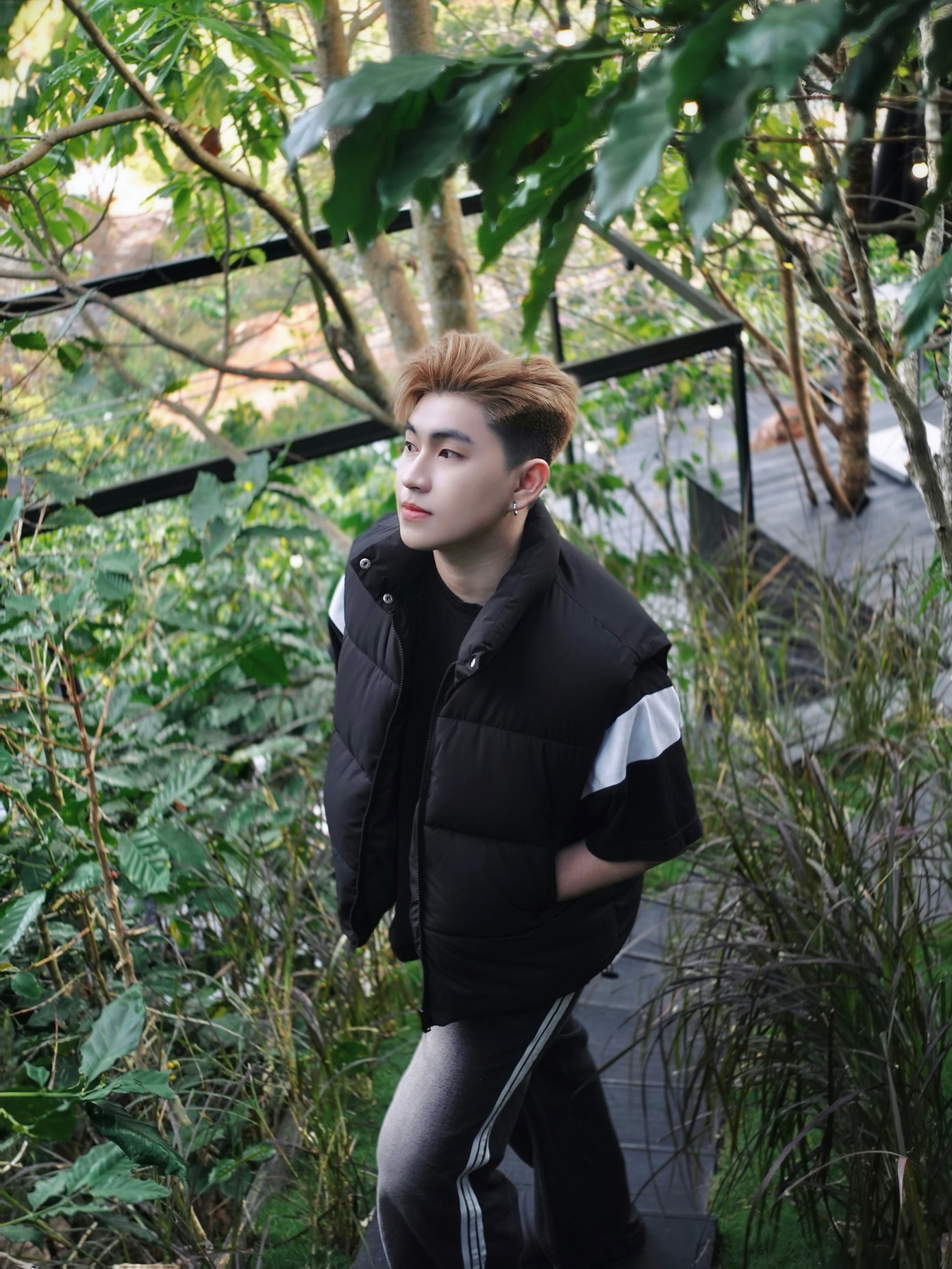 Cho đến hiện tại, sau sự kiên trì tập luyện, cố gắng hoàn thiện bản thân từng ngày, Quốc Tuấn đã có thể hoàn toàn tự tin tỏa sáng trên sân khấu.