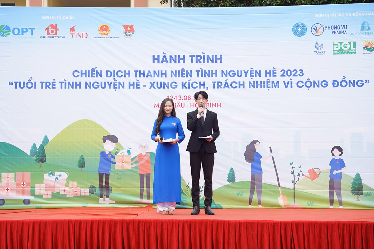 Hình ảnh Nguyễn Duyên (bên trái) trong một chương trình kỷ niệm đáng nhớ.