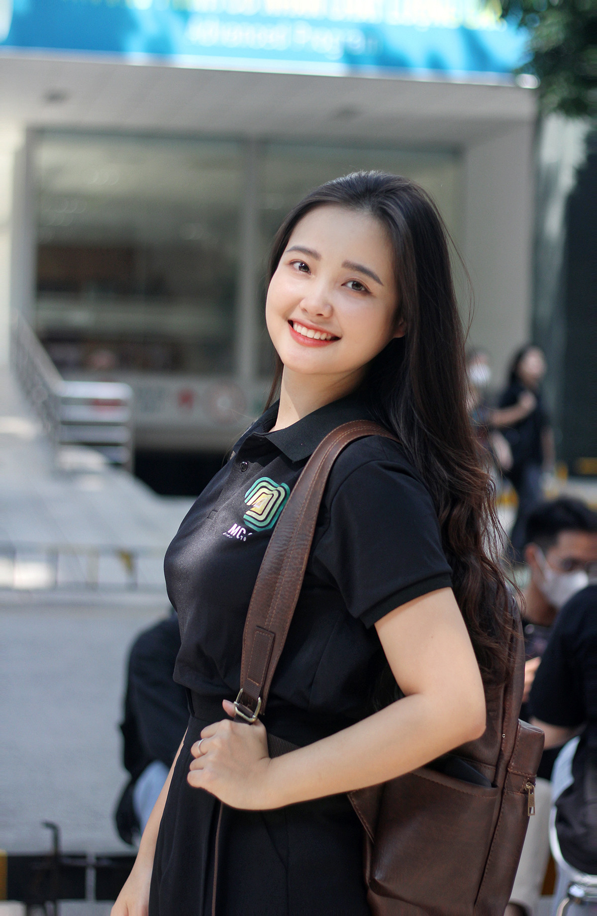 Nguyễn Thị Duyên hiện đang là sinh viên năm ba khoa Kinh doanh Quốc tế của Học viện Ngân hàng. Nguyễn Thị Duyên hiện đang là sinh viên năm ba khoa Kinh doanh Quốc tế của Học viện Ngân hàng.