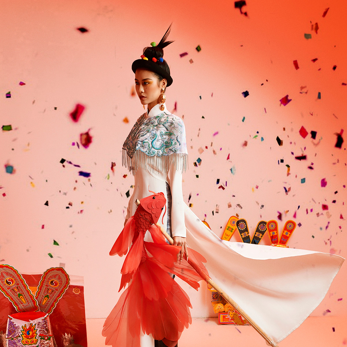 Không chỉ tôn vinh vẻ đẹp truyền thống mà bộ ảnh còn thể hiện tinh thần hiện đại, năng động của thế hệ trẻ.