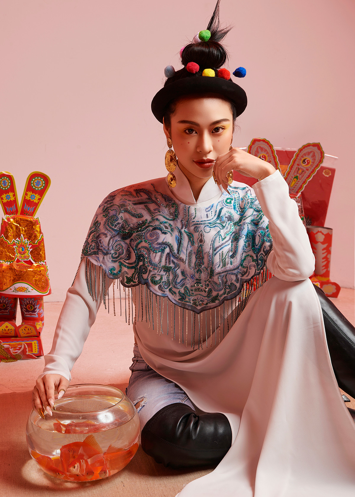 Bộ ảnh nổi bật với hình ảnh quen thuộc như cá chép, hay đồ đồ lễ ông Công ông Táo được sắp đặt khéo léo trong khung hình, cùng bộ trang phục áo dài cách tân.