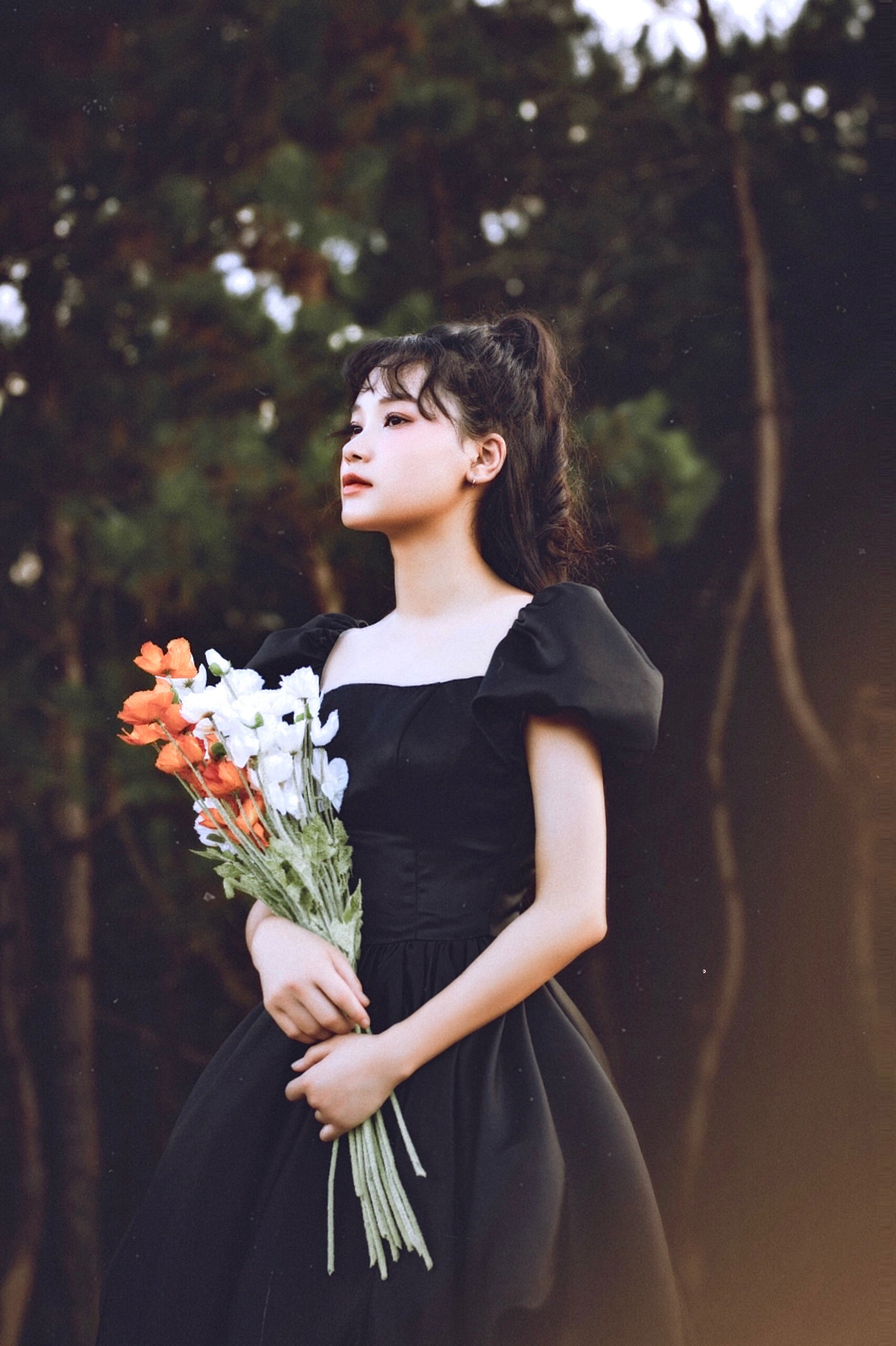 Bên cạnh đó, Huyền Nhi hiện còn được biết đến là người mẫu ảnh.