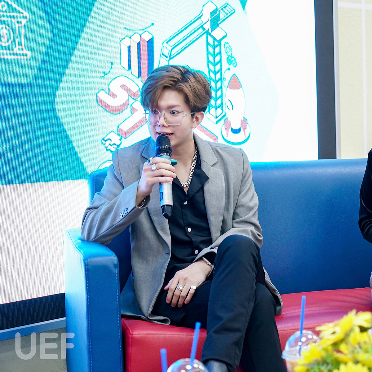 Được thừa hưởng “dòng máu” kinh doanh từ gia đình, Vân từ nhỏ đã bộc lộ đam mê kinh doanh, cùng với niềm yêu thích đặc biệt dành cho thời trang.