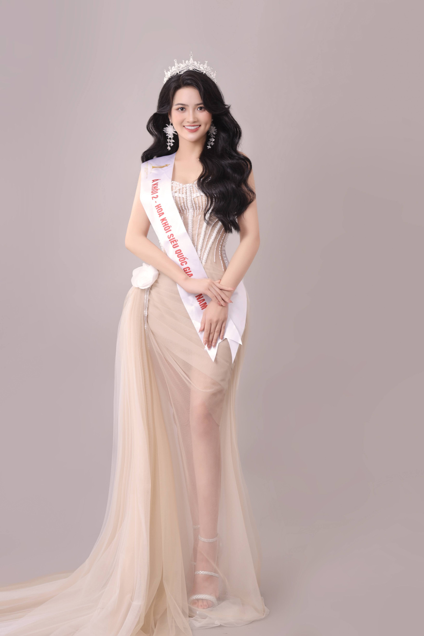 Lang Thuý Thảo (sinh năm 2003) được biết đến với ngôi vị Á khôi 2 cuộc thi Hoa khôi Siêu quốc gia Việt Nam 2024.