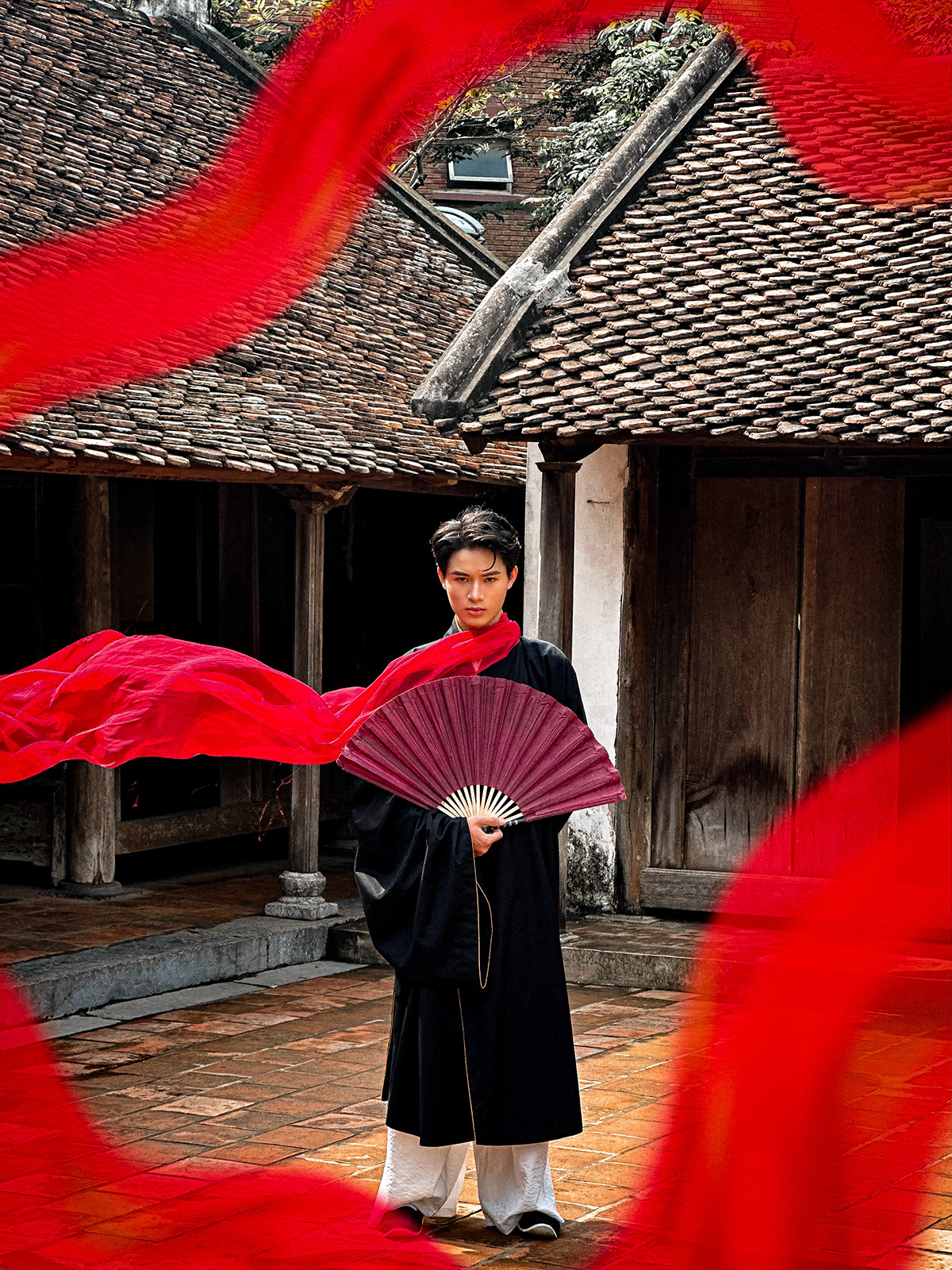 Quốc Bảo trong bộ Việt phục - một trang phục có lịch sử lâu đời và mang nhiều ý nghĩa, khắc hoạ vẻ đẹp truyền thống, tinh tế, độc đáo của người Việt Nam.