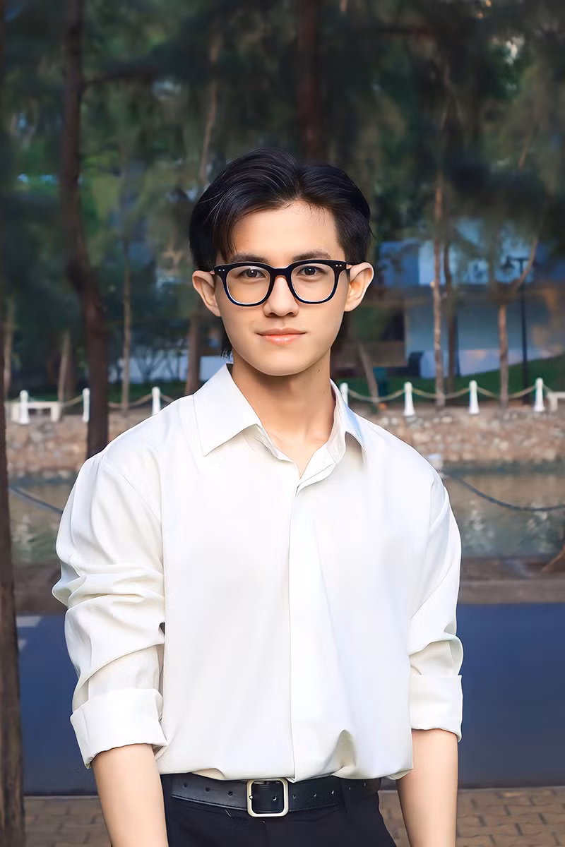 Bên cạnh việc học tập tại nhà trường, Bình Minh đang đảm nhận vai trò là một Cố vấn và MC cho Câu lạc bộ BAC - Quản lý Nhân sự của trường Đại học Tôn Đức Thắng. Bên cạnh việc học tập tại nhà trường, Bình Minh đang đảm nhận vai trò là một Cố vấn và MC cho Câu lạc bộ BAC - Quản lý Nhân sự của trường Đại học Tôn Đức Thắng.