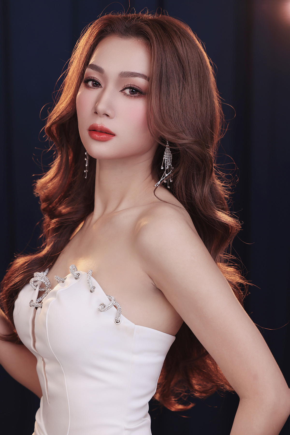 Huỳnh Ngọc Lan Anh (sinh năm 2001) tốt nghiệp chuyên ngành Diễn viên Kịch - Điện ảnh, Truyền hình của trường Đại học Sân khấu - Điện ảnh TP. HCM.