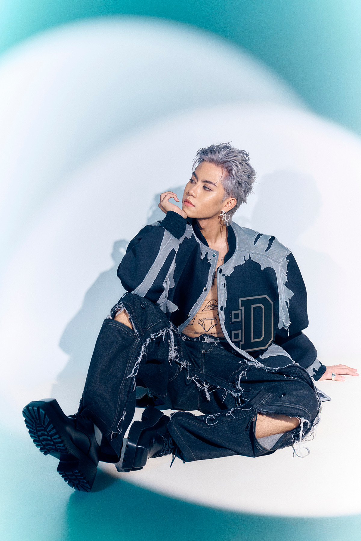 Leon Trương (sinh năm 2000) được biết đến là một nghệ sĩ trẻ.