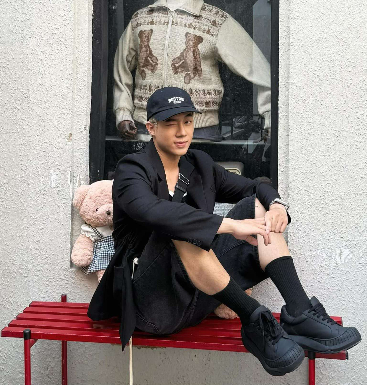 Dù tốt nghiệp ngành Thiết kế đồ họa, nhưng Tô Chu lại lựa chọn một con đường khác, khởi nghiệp với niềm đam mê thời trang. Dù tốt nghiệp ngành Thiết kế đồ họa, nhưng Tô Chu lại lựa chọn một con đường khác, khởi nghiệp với niềm đam mê thời trang.