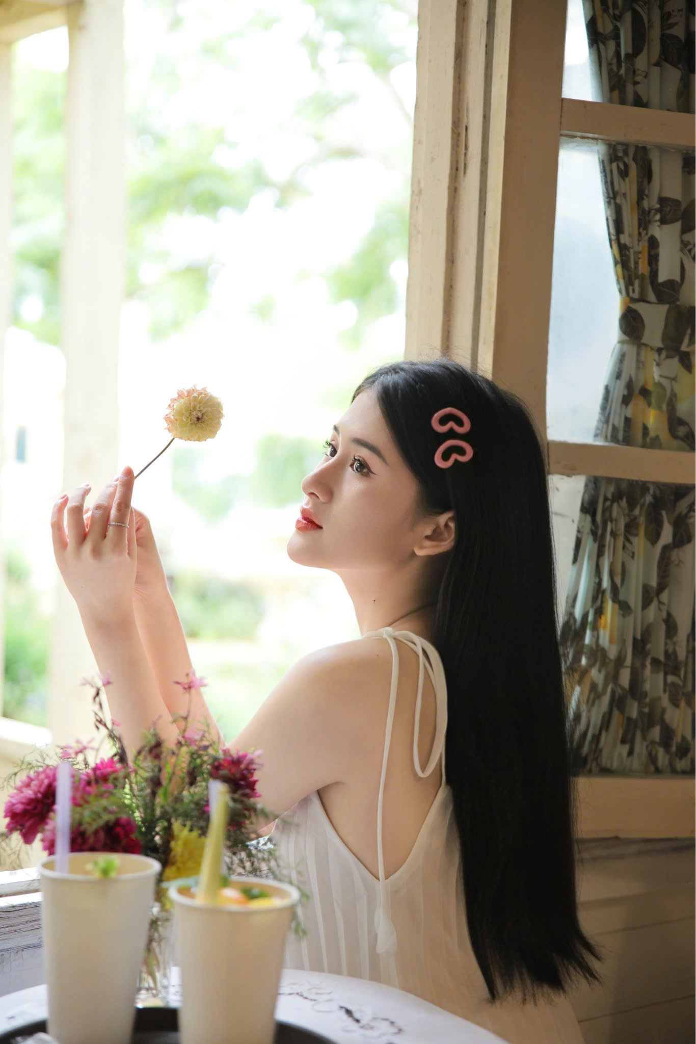 Tiên khẳng định rằng chính những thử thách đã giúp cô trưởng thành hơn. Tiên khẳng định rằng chính những thử thách đã giúp cô trưởng thành hơn.