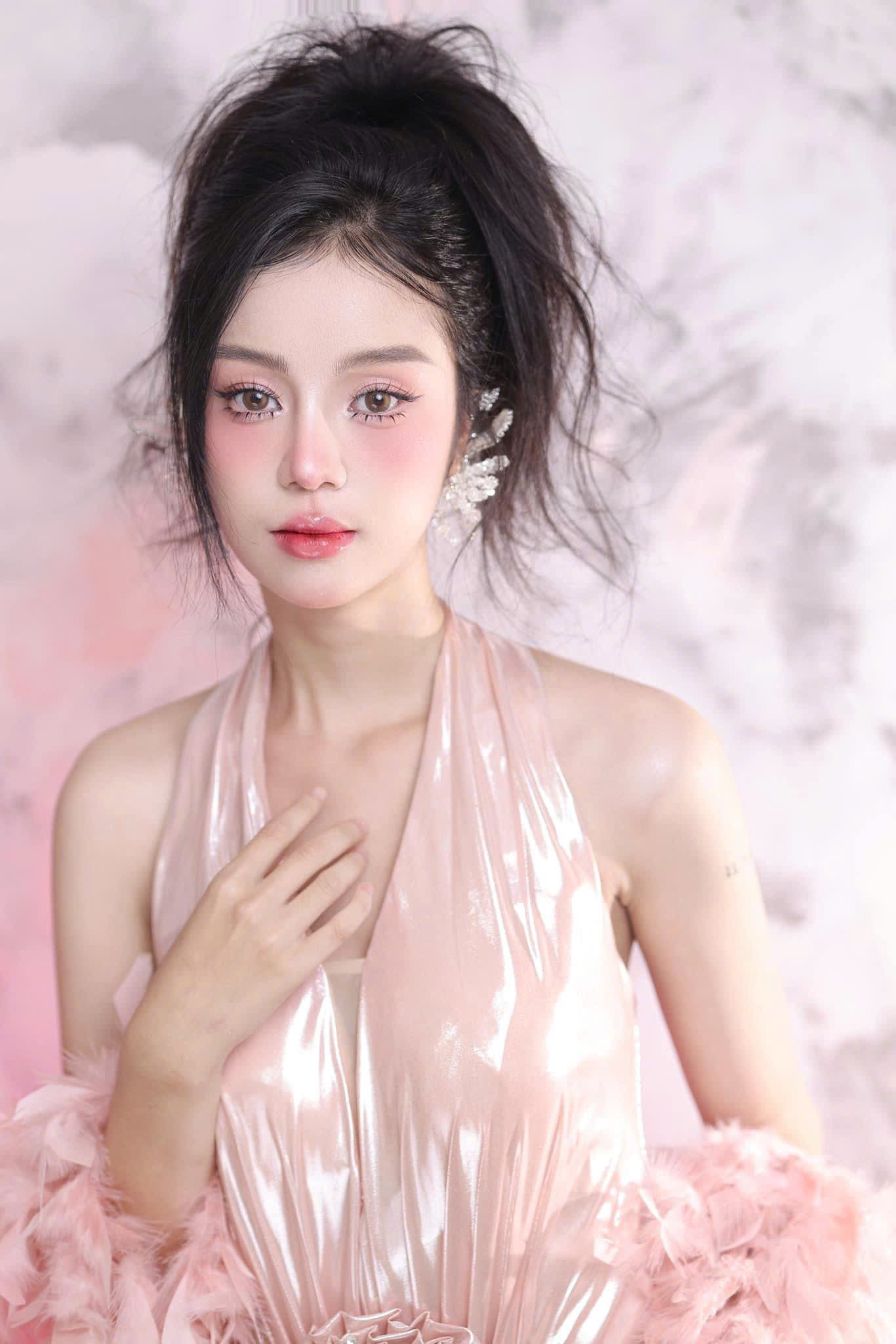 Hồng Hà nhận thức rõ rằng, để đạt được thành công bền vững trong lĩnh vực người mẫu ảnh, cô cần liên tục cải thiện bản thân.