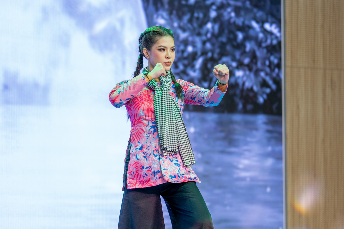 Bên cạnh ngôi vị Á Khôi, Hoàng Huyên từng đạt nhiều thành tích đáng nể khác trong các cuộc thi nhan sắc và hoạt động thể thao, xã hội. Bên cạnh ngôi vị Á Khôi, Hoàng Huyên từng đạt nhiều thành tích đáng nể khác trong các cuộc thi nhan sắc và hoạt động thể thao, xã hội.