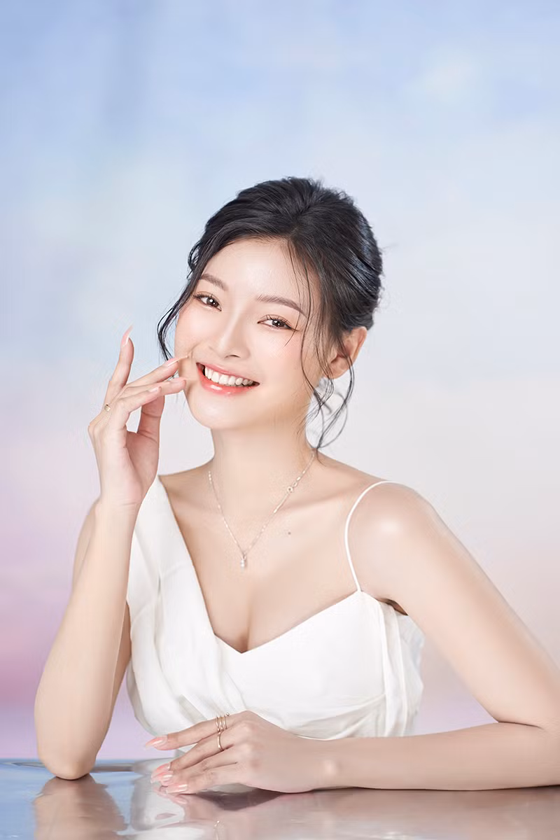 Đỗ Thị Thu Huyền (sinh năm 2000) được mọi người biết đến với ngôi vị là một Á khôi.