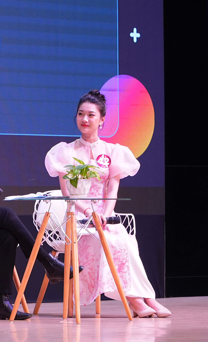 Tự hào là một sinh viên thế hệ Gen Z đa – zi – năng, Tiểu Phụng luôn tích cực tham gia, trải nghiệm và giành giải thưởng ở đa lĩnh vực như múa, hát, thể thao, diễn xuất và MC.