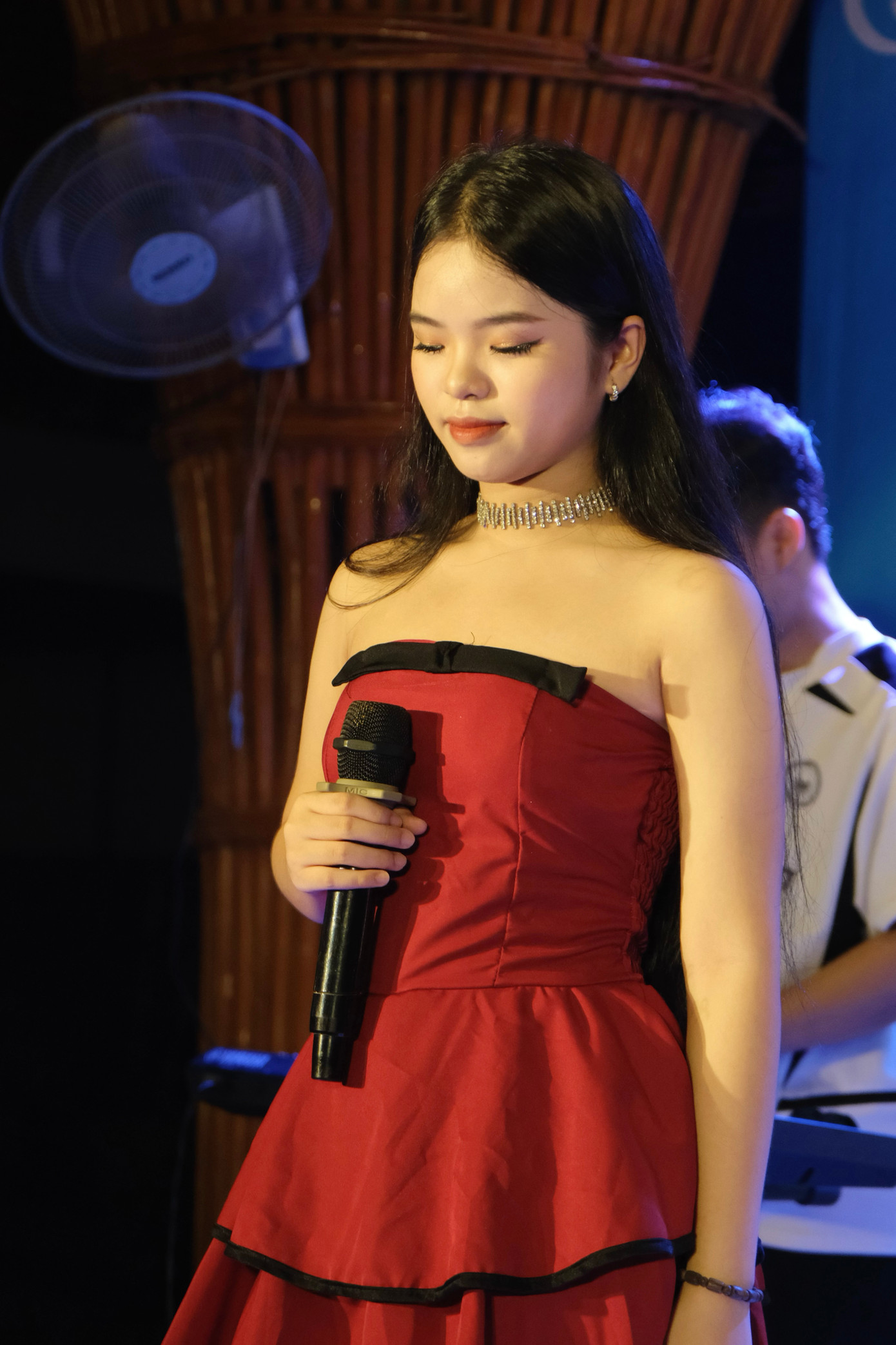 Với mong muốn được phát triển nhiều hơn, không chỉ ở một dòng nhạc, vì vậy Huyền Trân còn tham gia hoạt động trong một band nhạc tại Huế, với vai trò là vocalist.