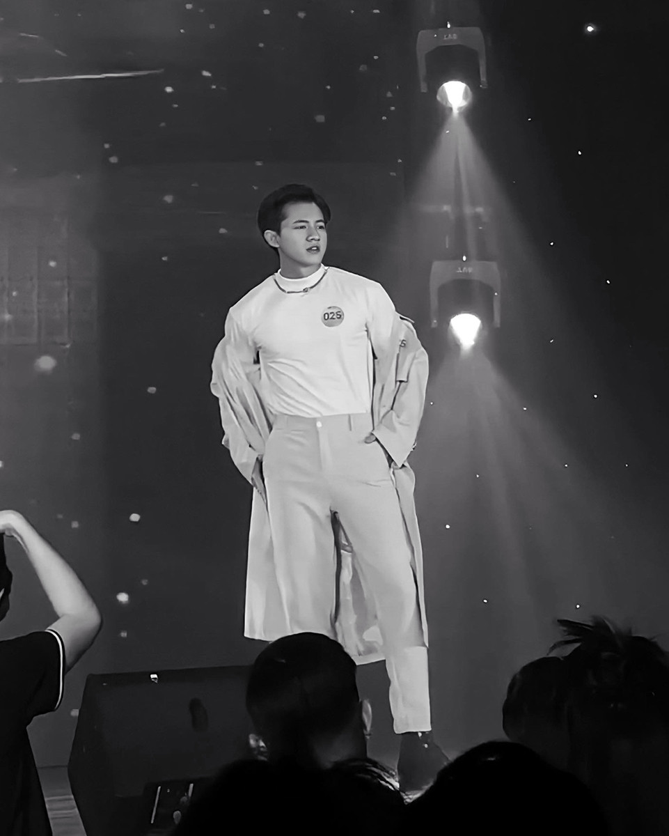 Được "Tỏa sáng từ tâm hồn" không chỉ là mục tiêu cá nhân, mà còn là lý tưởng sống của Bình Minh. Được "Tỏa sáng từ tâm hồn" không chỉ là mục tiêu cá nhân, mà còn là lý tưởng sống của Bình Minh.