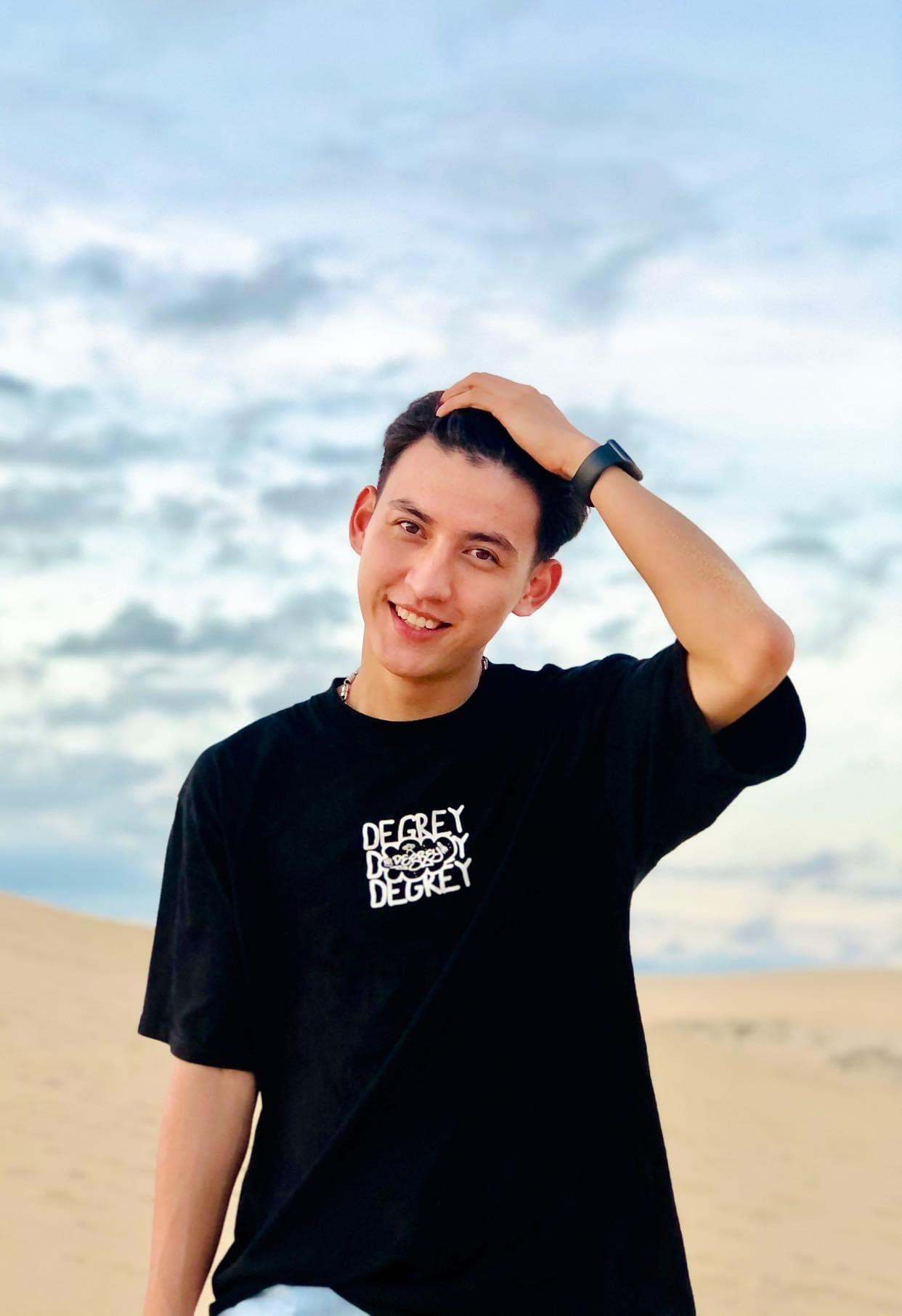 Song song là một người sinh viên, Đức Nguyên còn là Phó Bí thư Đoàn trường Đại học Sân khấu – Điện ảnh TP.HCM. Song song là một người sinh viên, Đức Nguyên còn là Phó Bí thư Đoàn trường Đại học Sân khấu – Điện ảnh TP.HCM.