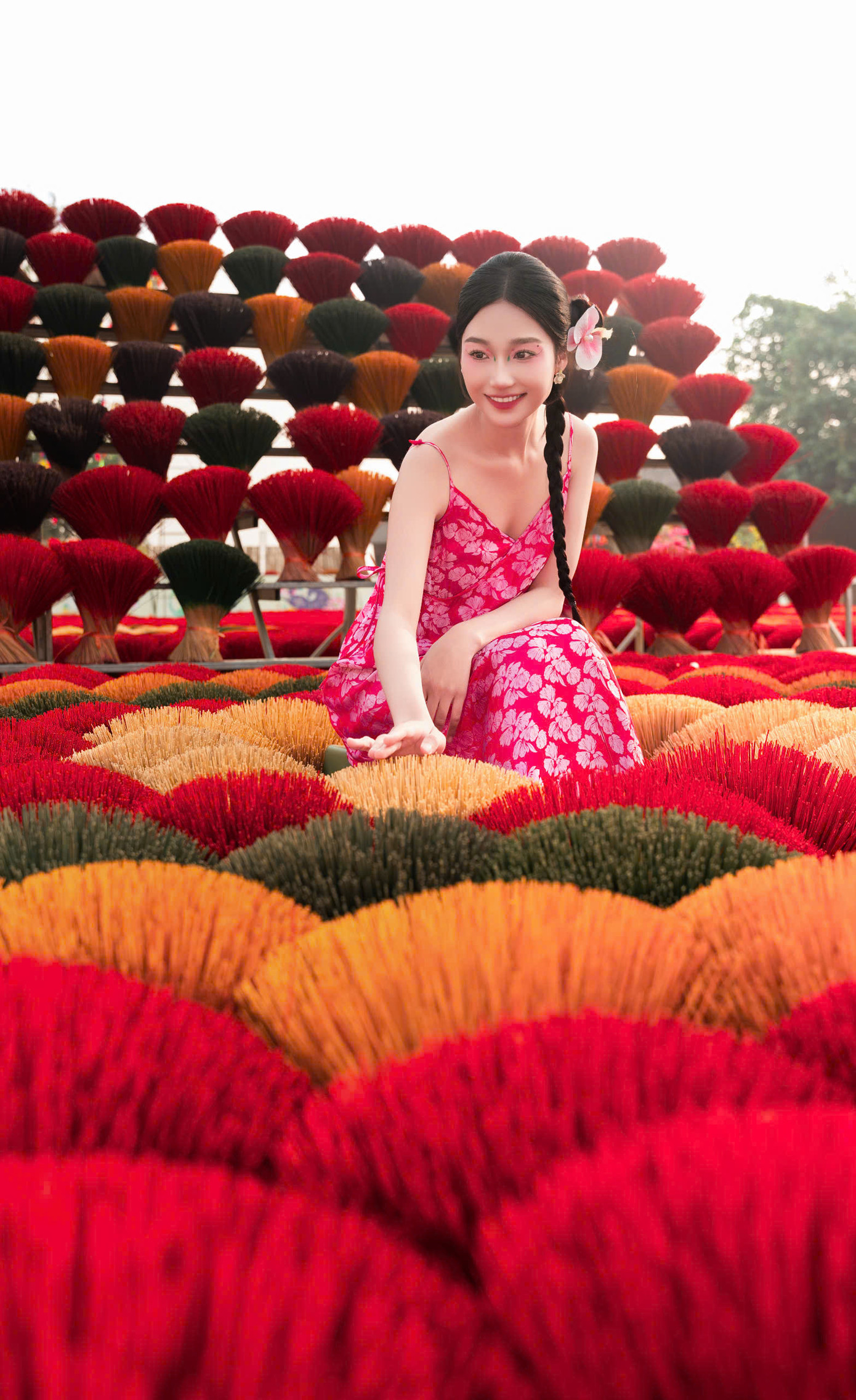 Dù thuộc thế hệ trẻ, Trà My nhận thấy rằng Tết trong cô không thay đổi nhiều, nhưng khi lớn lên, niềm vui Tết không còn trọn vẹn như ngày bé, bởi nhiều những trăn trở khác nhau.