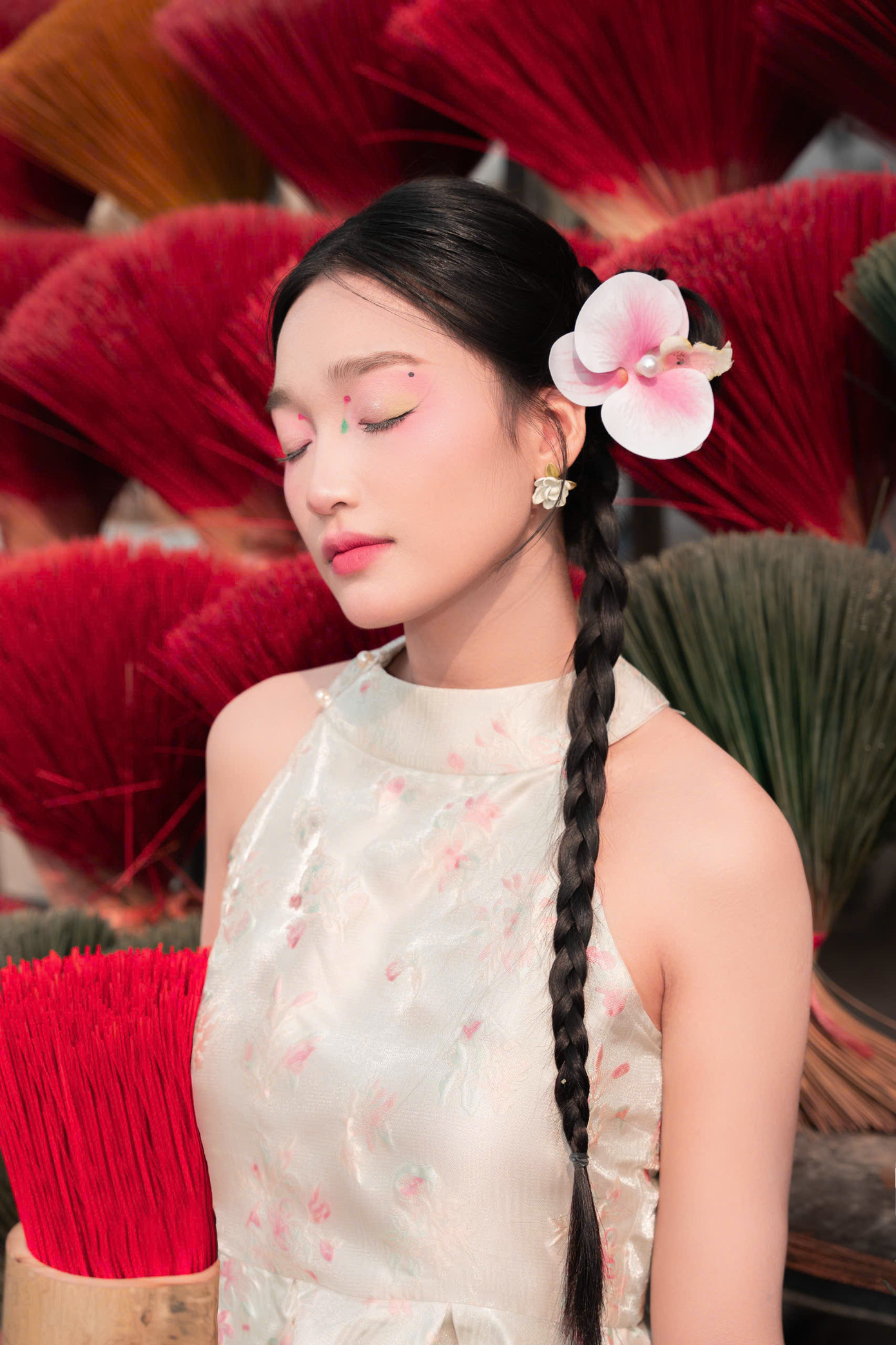 Khi kỳ nghỉ lễ dần kết thúc và ngày trở lại trường học đang đến gần, Trà My cảm thấy vừa háo hức vừa có chút luyến tiếc.