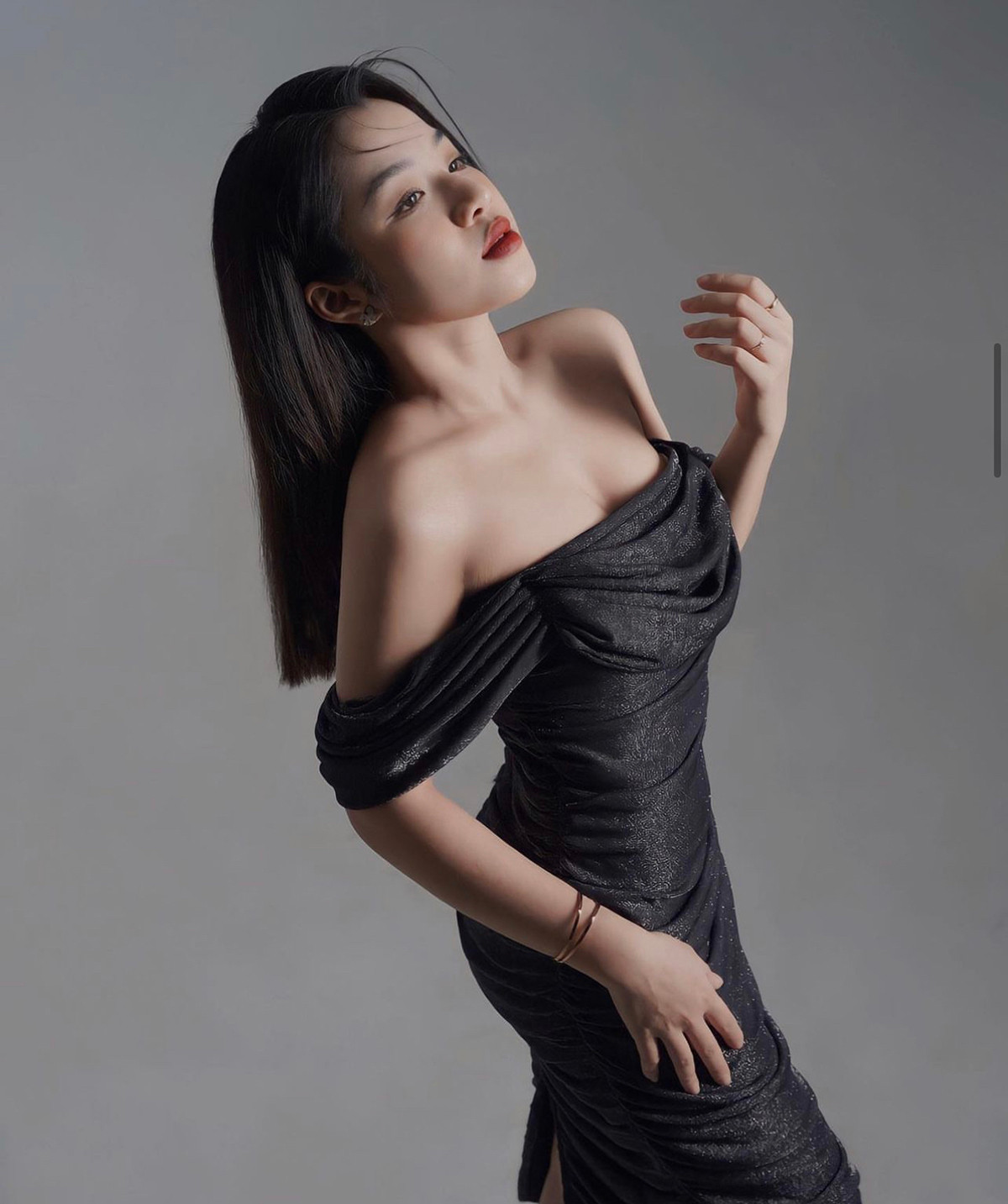 Bên cạnh đó, Yến Linh còn được biết đến là một Agency, KOL, đồng thời sở hữu một công ty về Marketing và hai quán trà đạo tại Hà Nội.