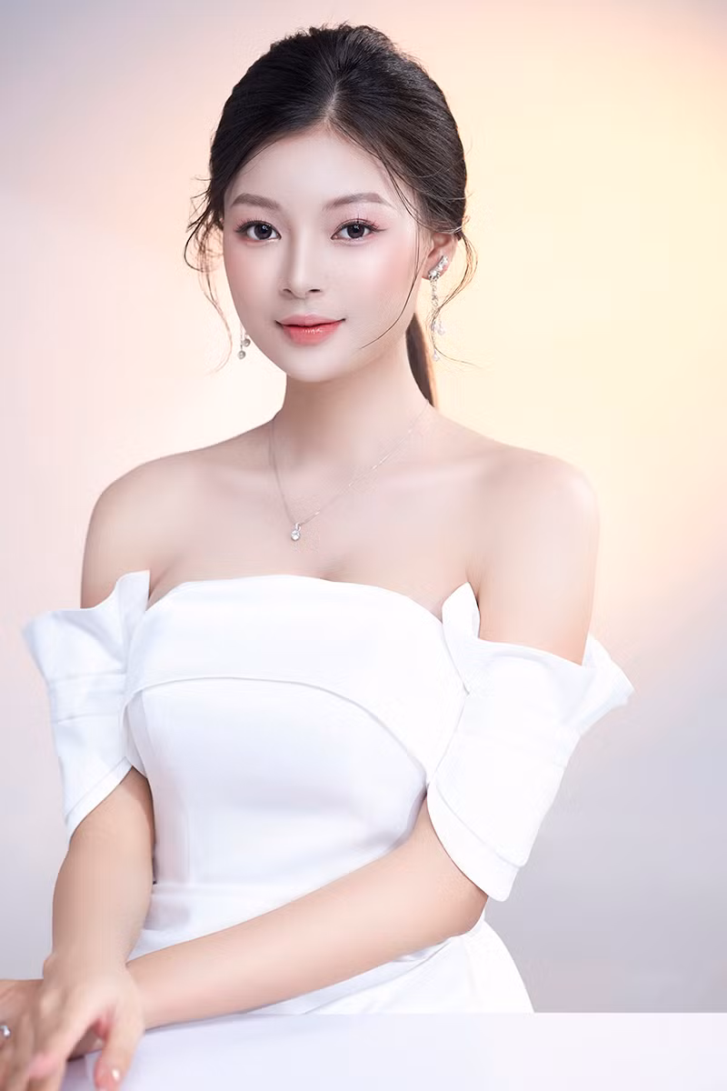 Bắt đầu tiếp xúc với nghệ thuật từ khi còn ngồi trên ghế giảng đường, ngoài việc học, Thu Huyền còn làm thêm mẫu ảnh, diễn viên, streamer và trở thành KOL.