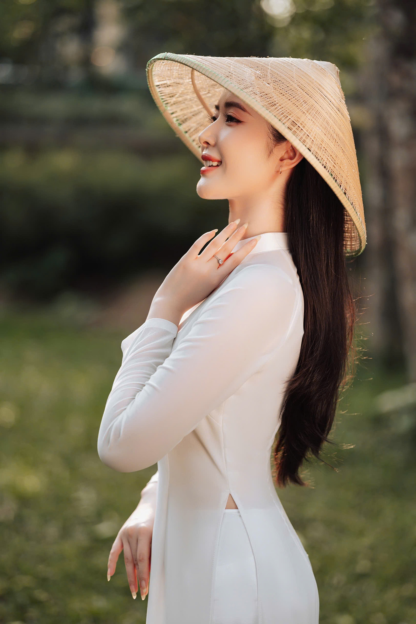 Trước khi thực hiện ước mơ trở thành tiếp viên hàng không, Jolie đã có kinh nghiệm làm người mẫu tại Huế.