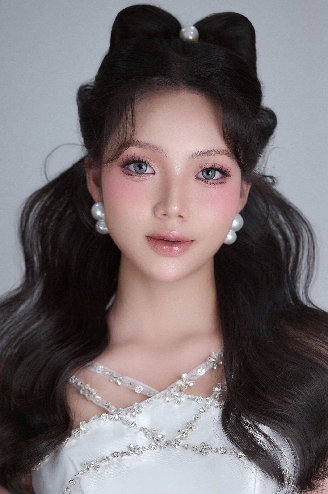 Hồ Hồng Diễm Trinh (sinh năm 2004) đang là sinh viên năm hai của trường Du lịch – Đại học Huế.