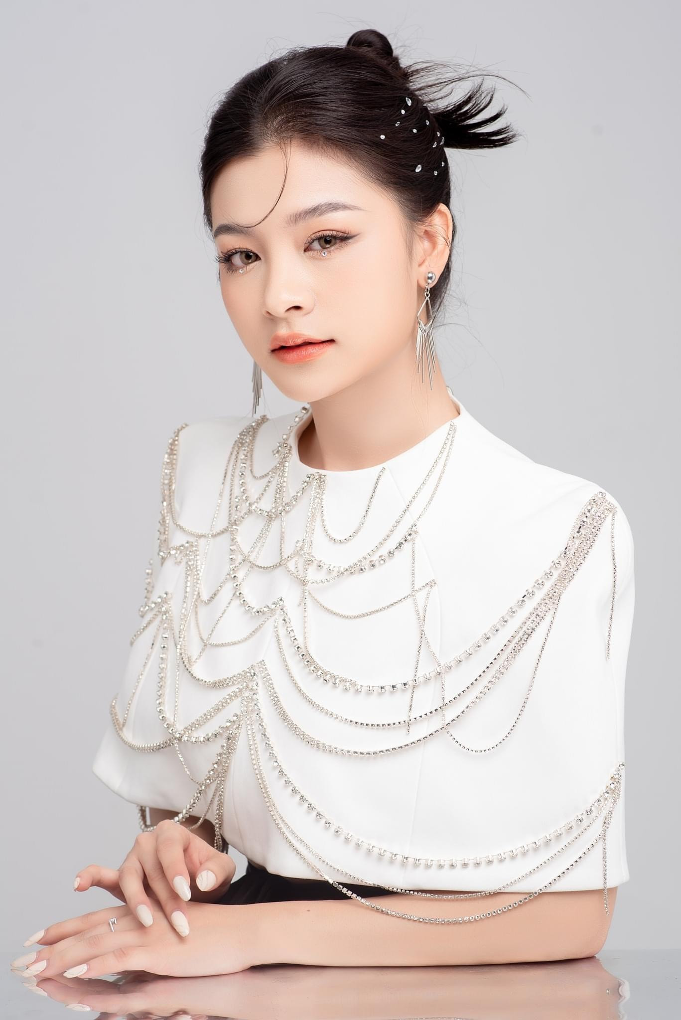 Linh Châu tên đầy đủ là Bùi Minh Châu (sinh năm 1997) sinh ra và lớn lên tại Thanh Hoá.