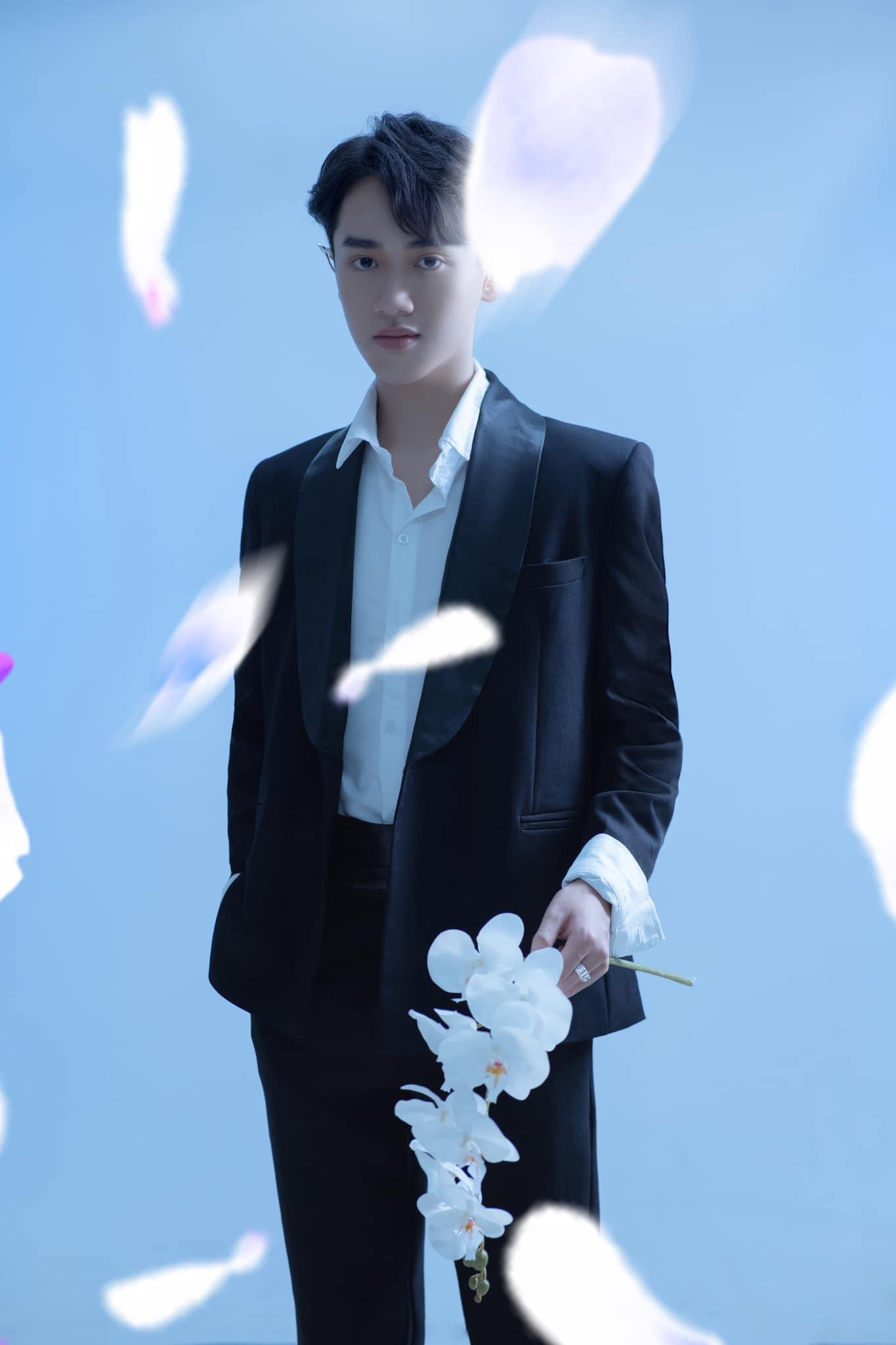 Ngay từ nhỏ, Hoàng Long đã có niềm đam mê với sân khấu và nghệ thuật.