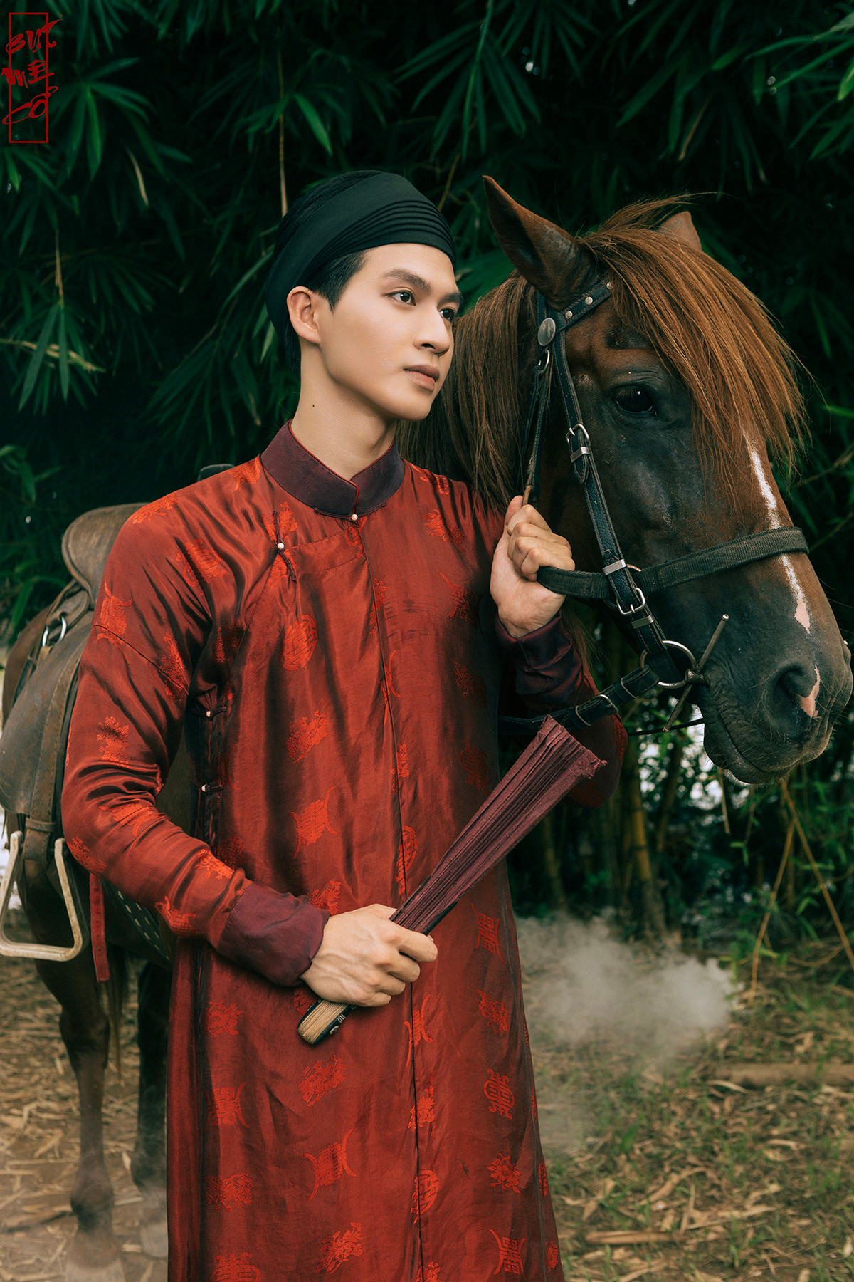 Hồng Hưng đã trải qua rất nhiều công việc khác nhau từ pha chế, phiên dịch viên, booking tour đến kinh doanh quần áo,... để tìm kiếm câu trả lời về ước muốn của bản thân.