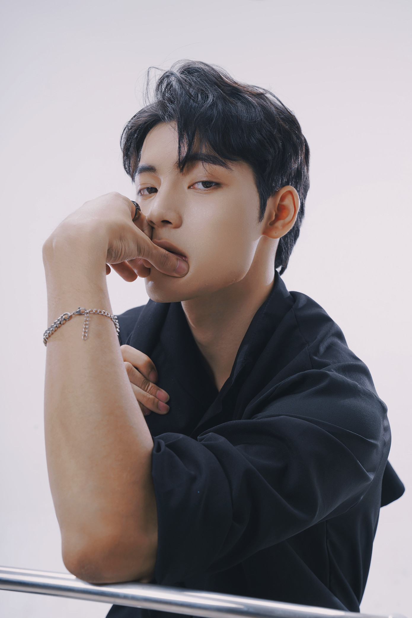 Trong thời gian tìm hướng đi cho bản thân ở Việt Nam, Kira gặp rất nhiều khó khăn, thử thách.