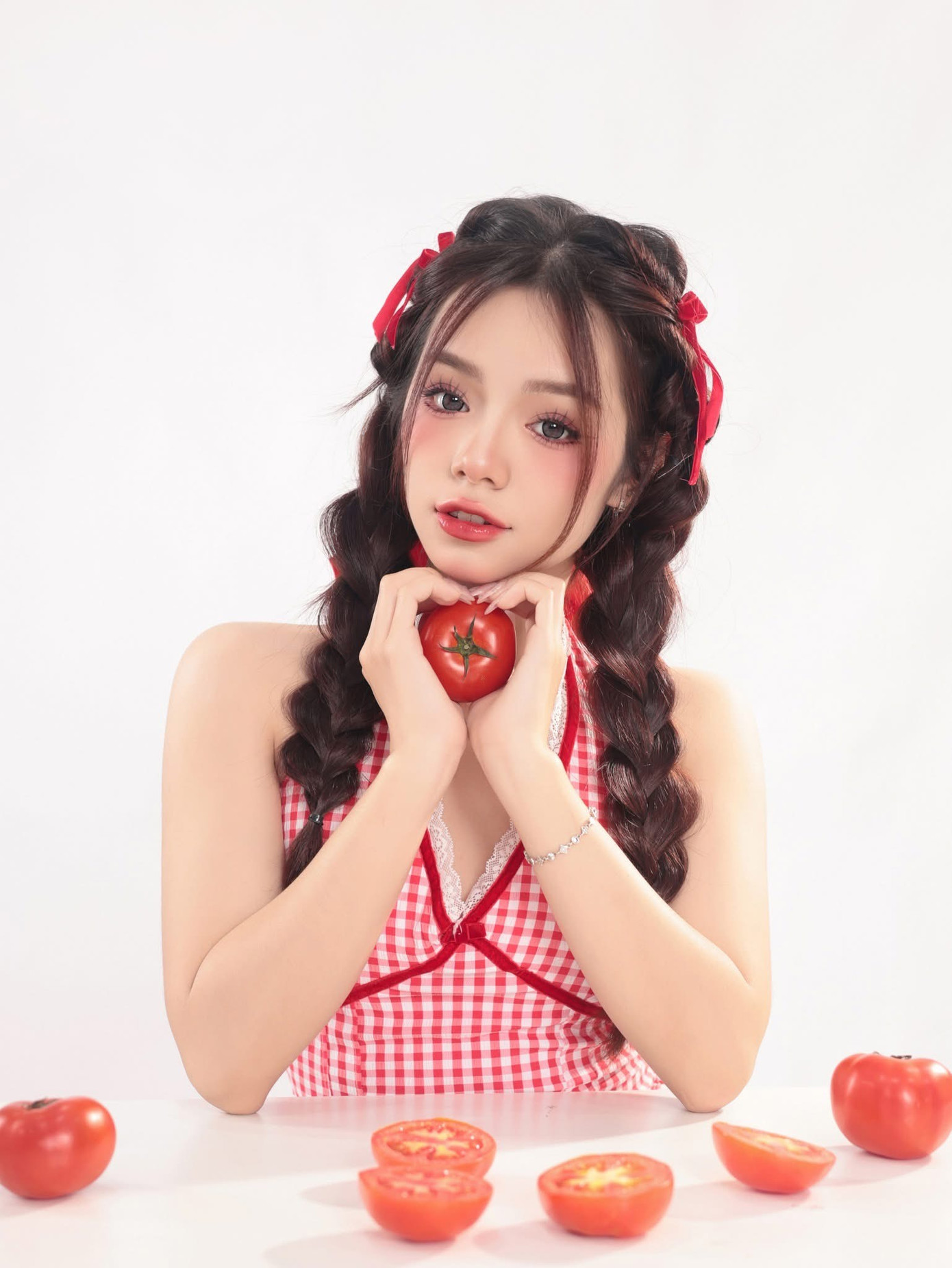 Trước khi bước chân vào con đường làm người mẫu ảnh, Hà Giang từng là nhân viên sale và bán hàng online trên sàn thương mại điện tử Shopee. Trước khi bước chân vào con đường làm người mẫu ảnh, Hà Giang từng là nhân viên sale và bán hàng online trên sàn thương mại điện tử Shopee.